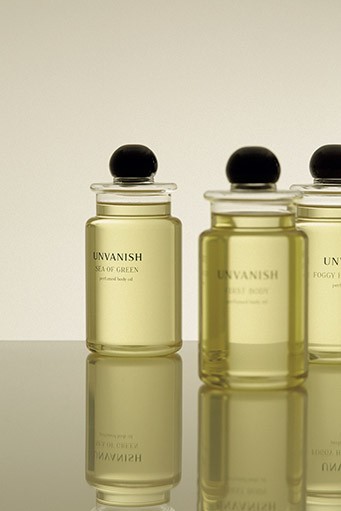 オイルの特性を活かした香りに強いライフスタイルブランド。草むら越しに広がる海をイメージして作られたボディオイルは軽やかなフローラル調。ムスクとサンダルウッドをかけ合わせた日本人好み。Instagram→ @unvanish.official