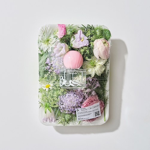 「香りは挨拶」と捉え、パッケージデザインにも力を注ぐ。映画『シザーハンズ』(90)から着想した〈Verada〉はベルガモットの鋭さにライラックの柔らかな花々の香りが広がり、劇中の庭園を思わせる。Instagram→ @bussi.official