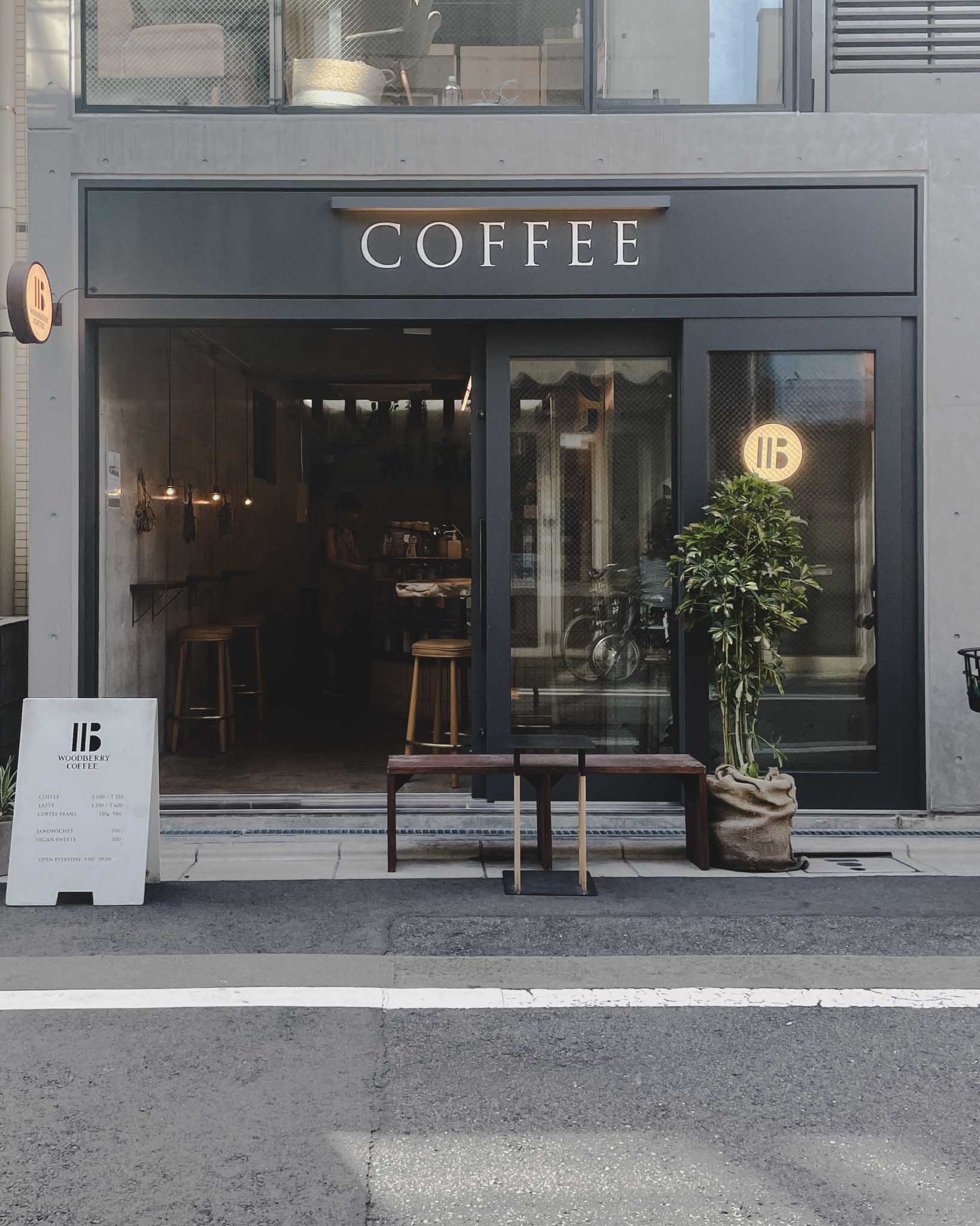 お店は駅から徒歩2分、ビルの1階。