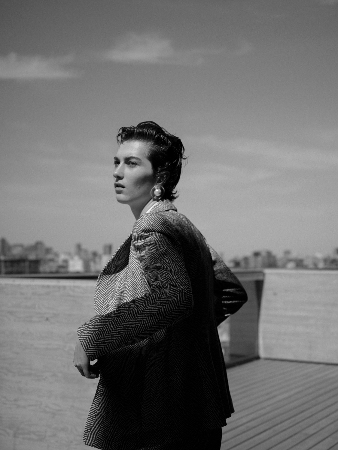 ジャケット¥146,300、パンツ¥95,700、リボンタイ付きシャツ¥173,800*参考価格、イヤリング¥41,800*参考価格(以上エンポリオ アルマーニ|ジョルジオ アルマーニ ジャパン)