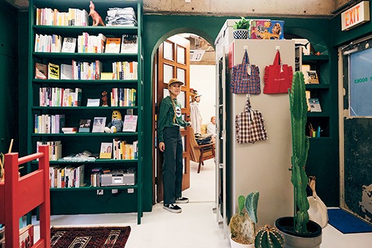 SuperZooと店内の扉で繋がってま〜す!