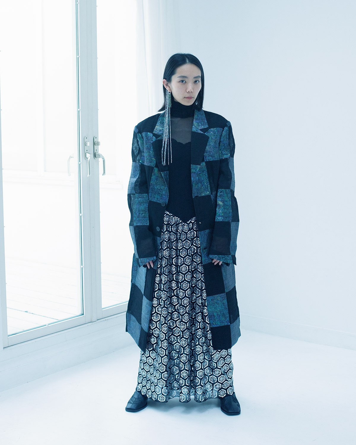 ドレス ¥242,000、コート*参考商品、ブーツ*参考商品、イヤカフ ¥44,000、ピアス ¥26,400(以上カナコ サカイ)