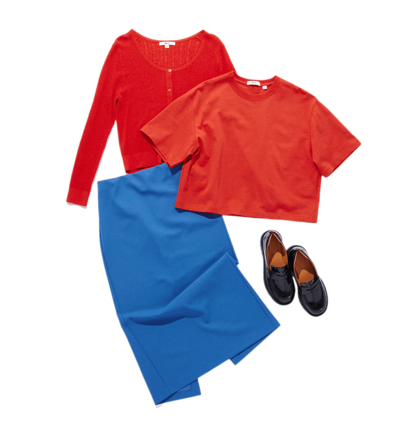 Tシャツ ¥1,500、中に着たカーディガン ¥2,990、スカート ¥ 2,990、ローファー ¥4,990(以上ユニクロ:シー | ユニクロ)