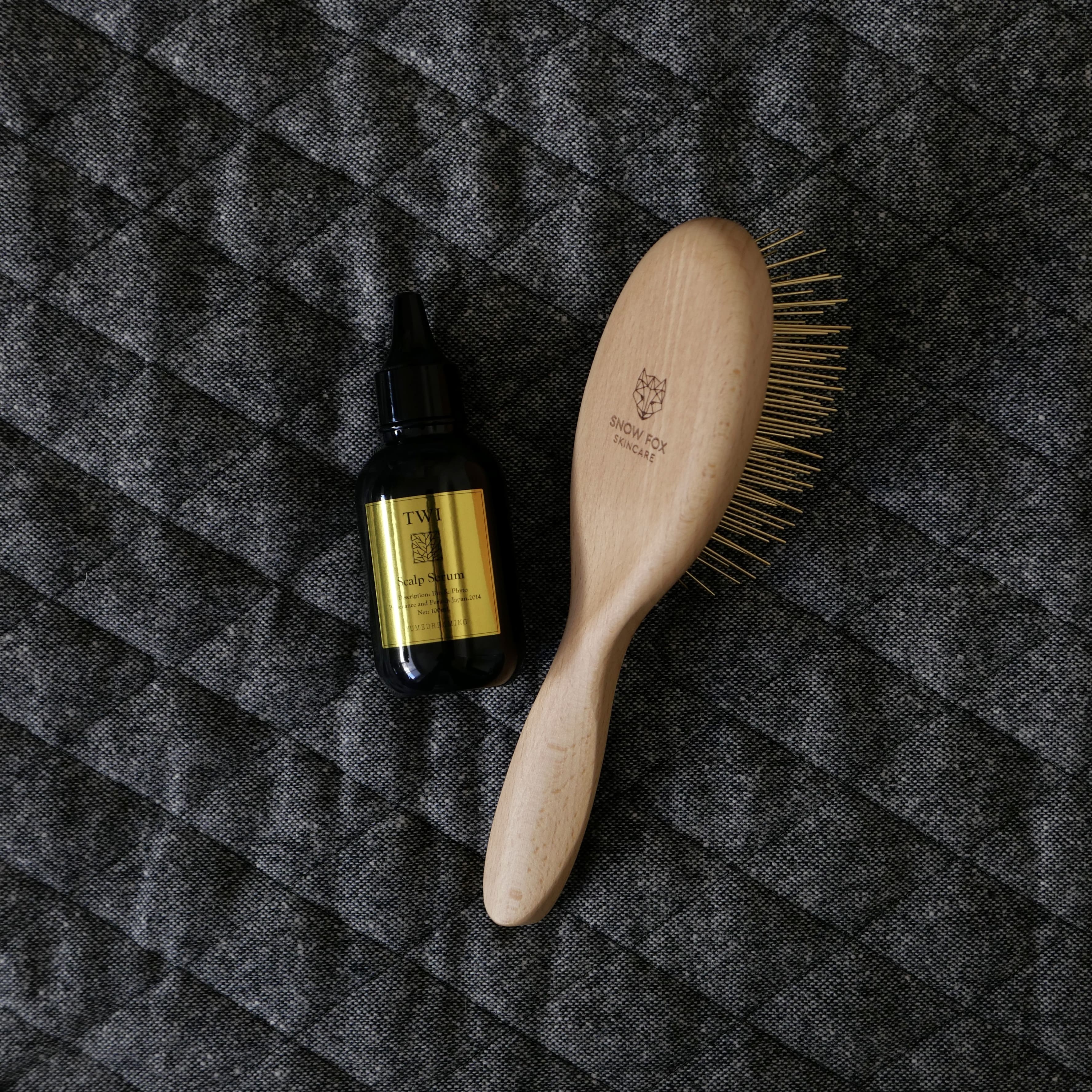 TWI スカルプセラム ¥5,830(ツイギー) SNOW FOX SKINCARE プレミアム FOXカッサ ウッド ヘアブラシ ¥15,400(Apex Commerce)