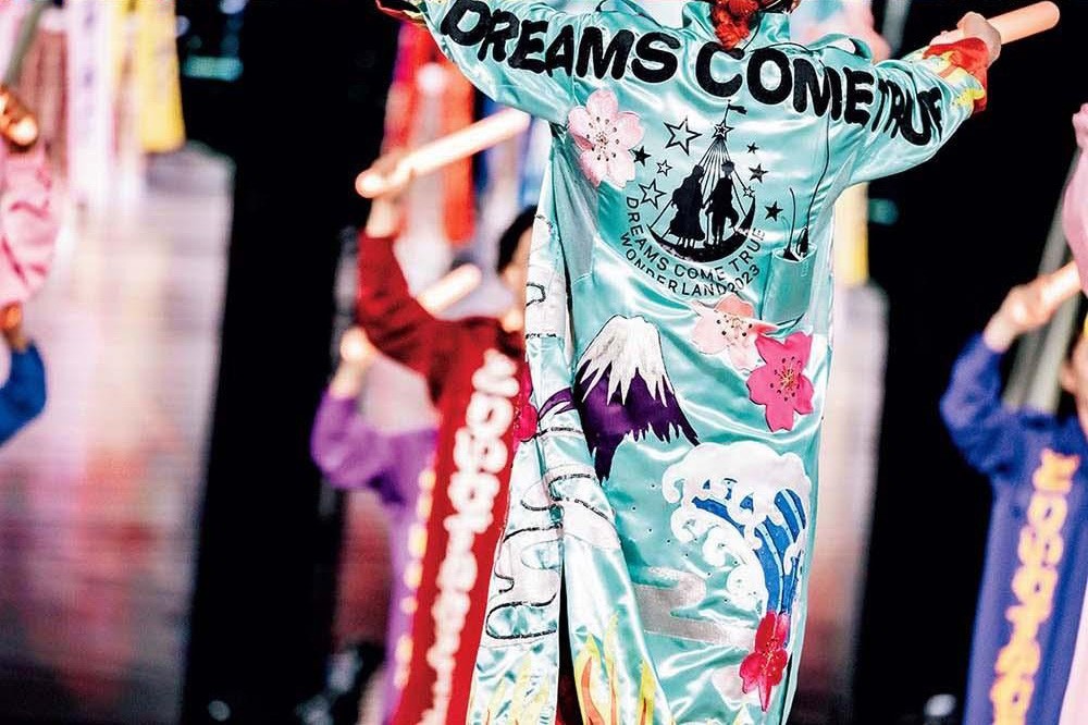 「晴れたらいいね」では、オタ芸をやりたい、〈ケイタマルヤマ〉の刺繡が着たいという吉田さんのリクエストに、丸山さんが歌詩の刺繡入り特攻服で応えた。©DCT entertainment