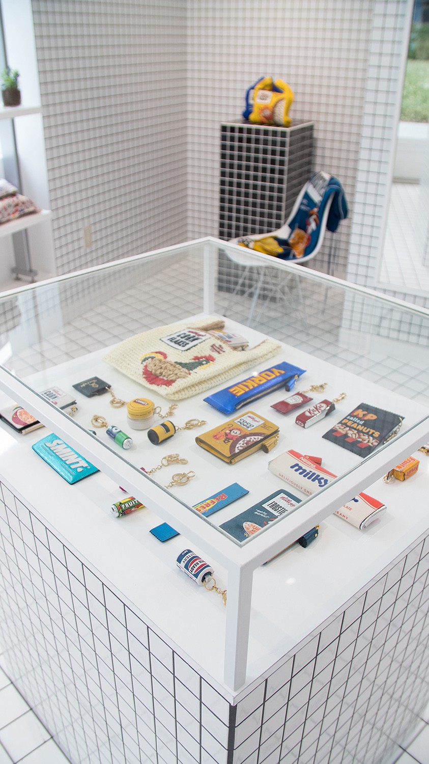 アニヤハインドマーチ - Slide:3