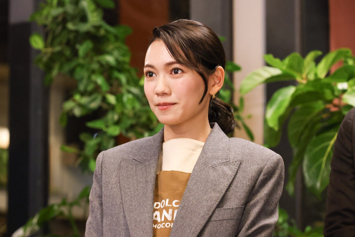 この中に着ているのがコーヒー染めのロンT『Eye Love You』5話より(C)TBS