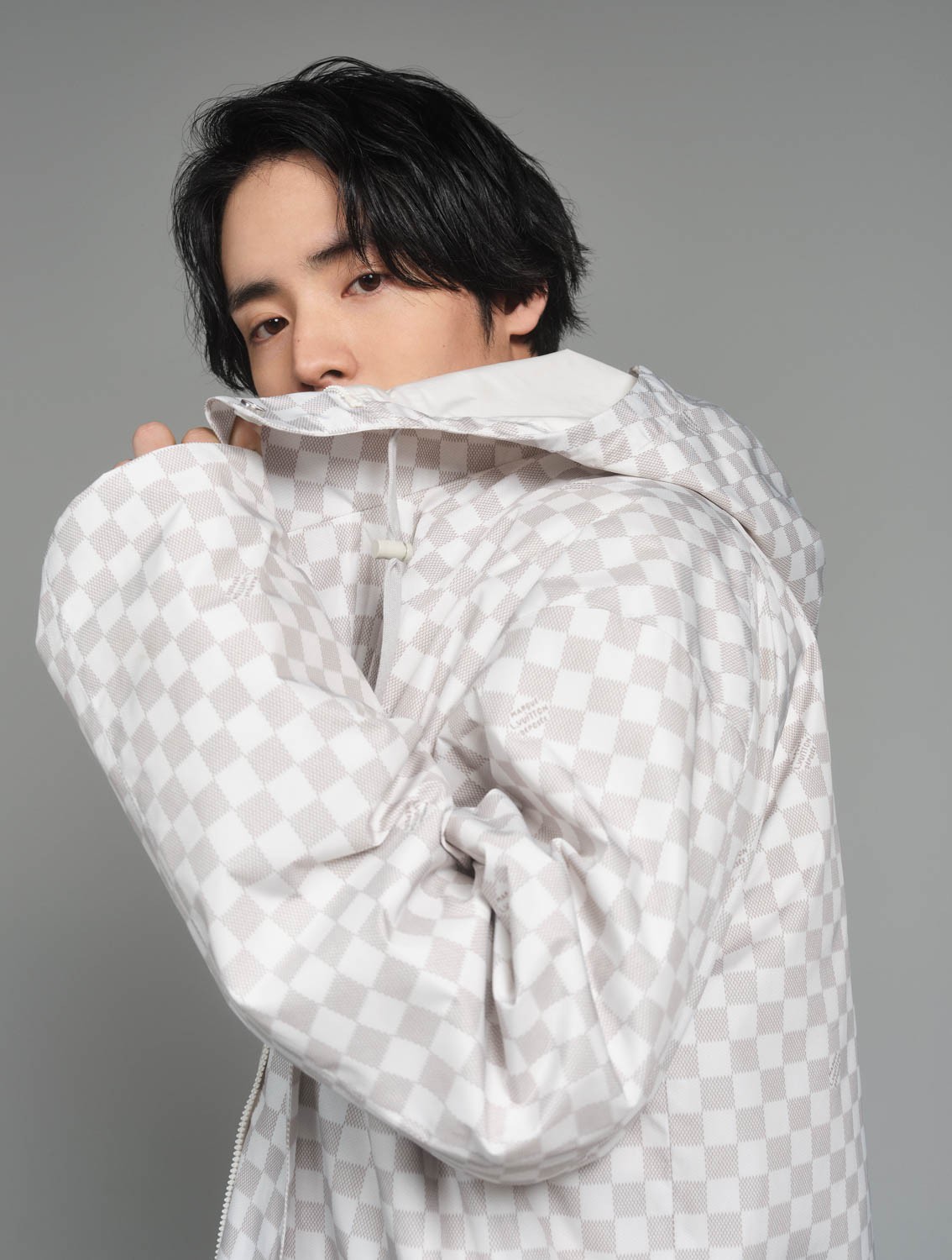 「LVに白というイメージがなかったので新鮮です。かわいくて、爽やか。コートのサラッとした手触りもすごくいいですね」。コート ¥542,300(ルイ・ヴィトン | ルイ・ヴィトン クライアントサービス)