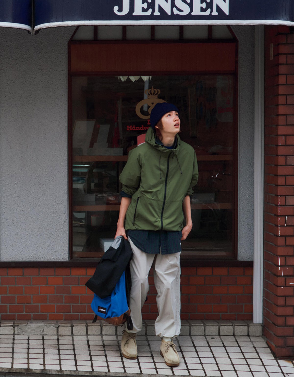 ライトウェイトジャケット¥42,900、パンツ¥27,500、手に持ったゴアテックス®ウォータープルーフブルゾン¥85,800(すべてミズノ フォー マーガレット・ハウエル/マーガレット・ハウエル☎03·5785·6445) ユーズドのシャツ¥8,800(プロップス ストア アネックス☎03·6455·5388) その他は私物