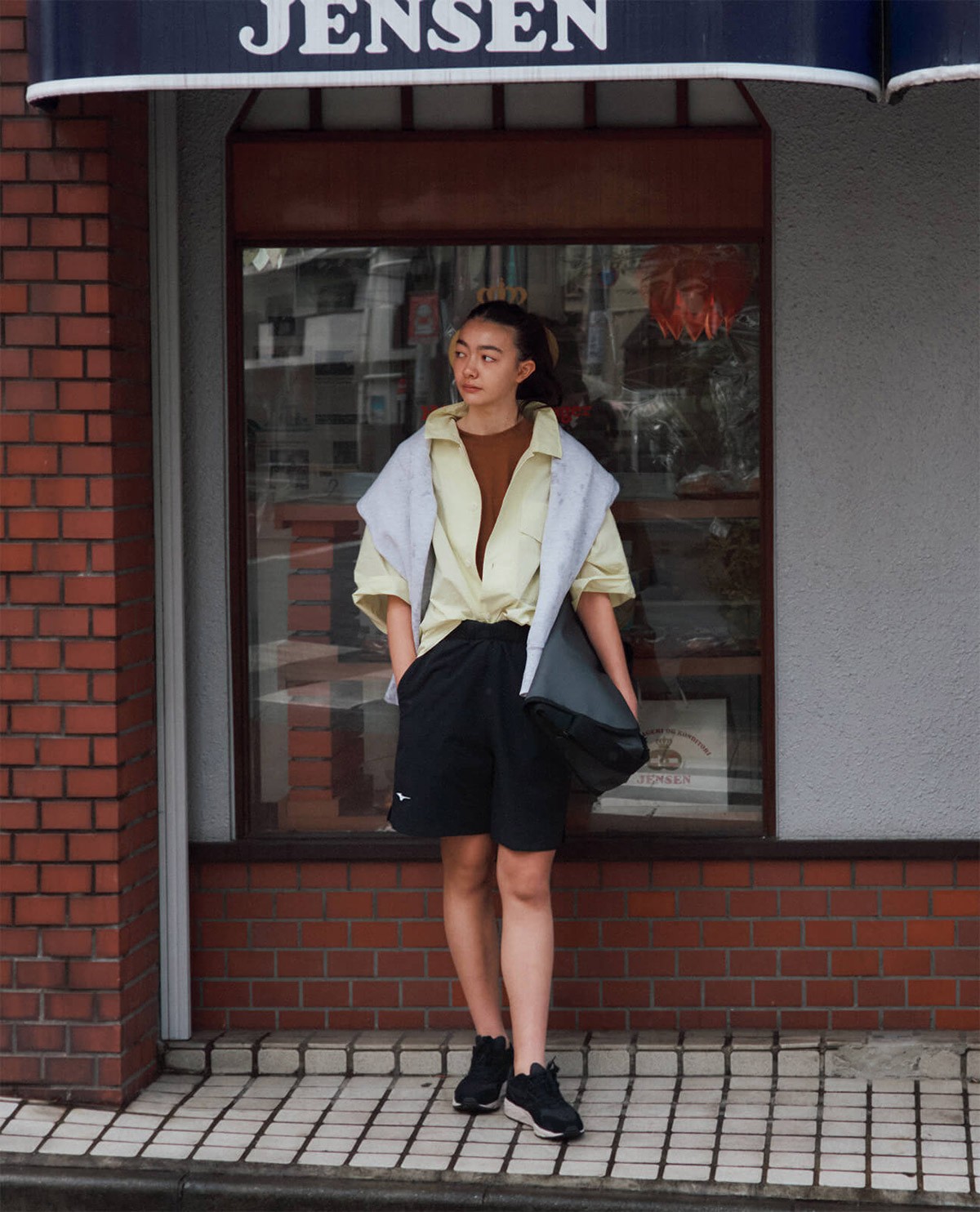 〈マーガレット・ハウエル〉が持つモダンなエッセンスと〈ミズノ〉の革新的なモノづくりが融合し、今季から新たなラインとして登場する「テクニカルウエア」コレクションから。ノースリーブカットソー¥12,100、ショートパンツ¥23,100、スニーカー¥26,400(すべてミズノ フォー マーガレット・ハウエル)、メンズのシャツ¥24,200(MHL.)、ショルダーバッグ¥29,700(マーガレット・ハウエル/すべてマーガレット・ハウエル) ユーズドのスウェット¥21,780(ピグスティ 原宿店☎03·6438·9969)