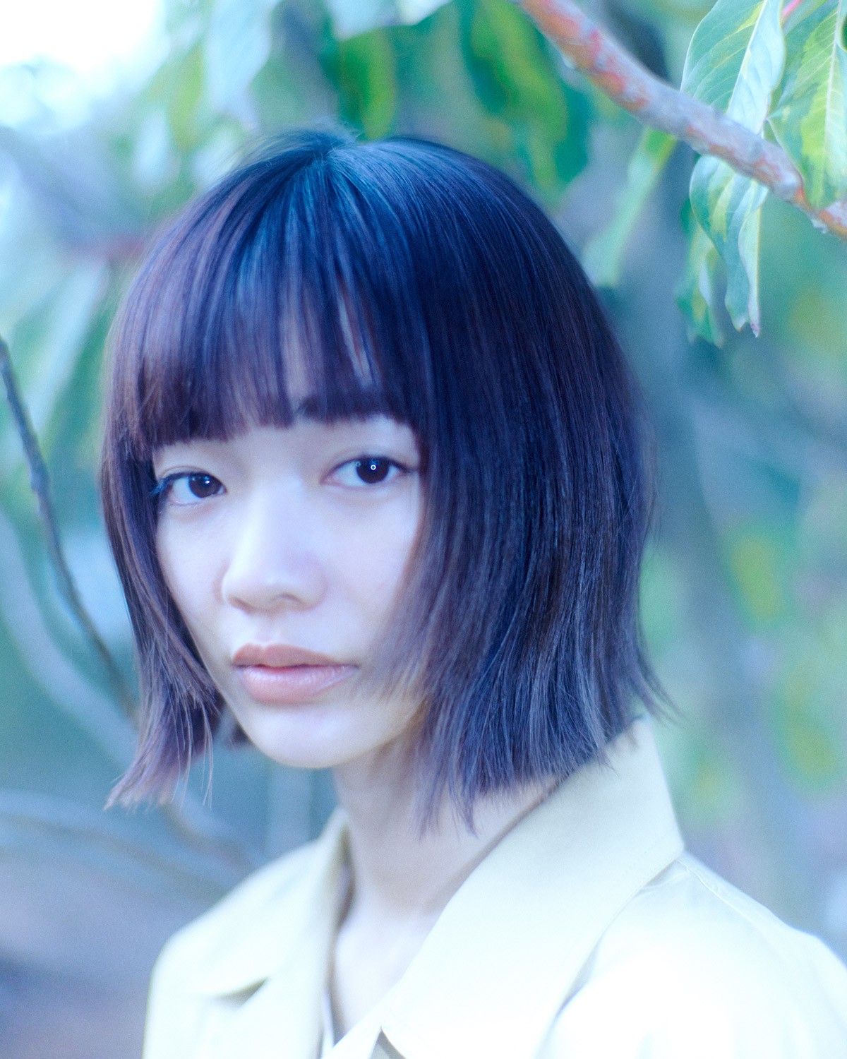 見上 愛が着る〈タトラス〉チャーミング・ミリタリー