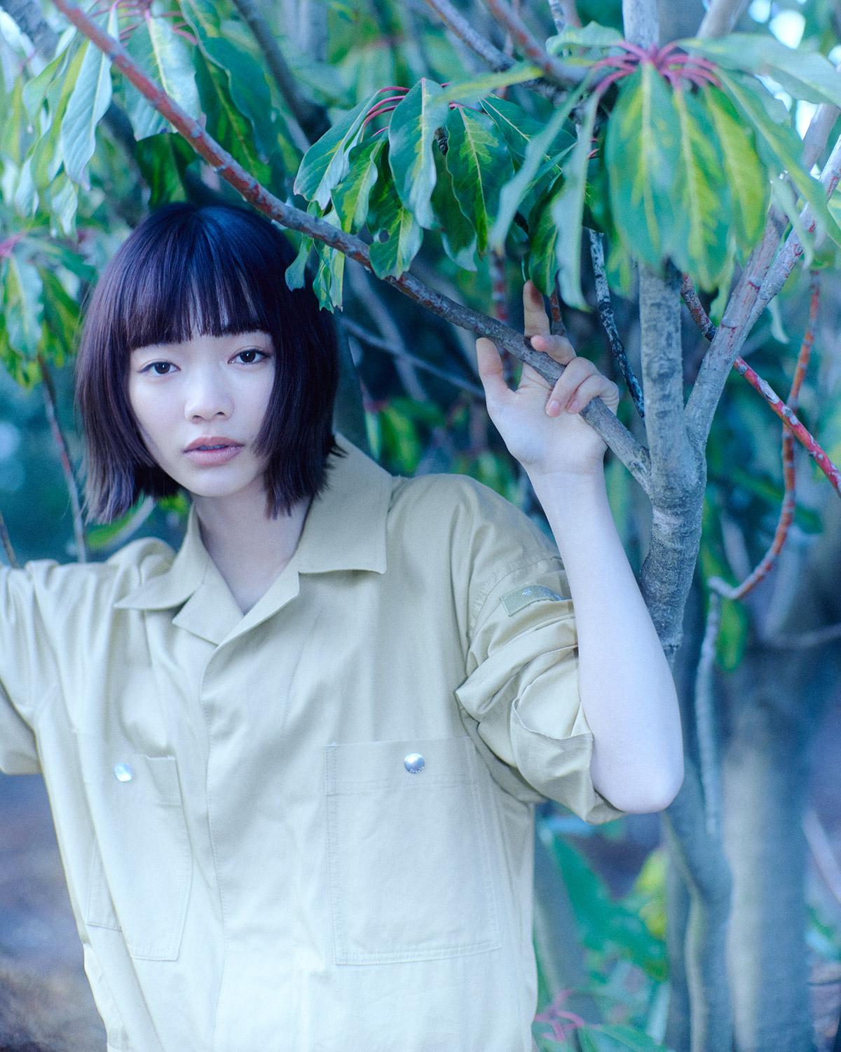 見上 愛が着る〈タトラス〉チャーミング・ミリタリー