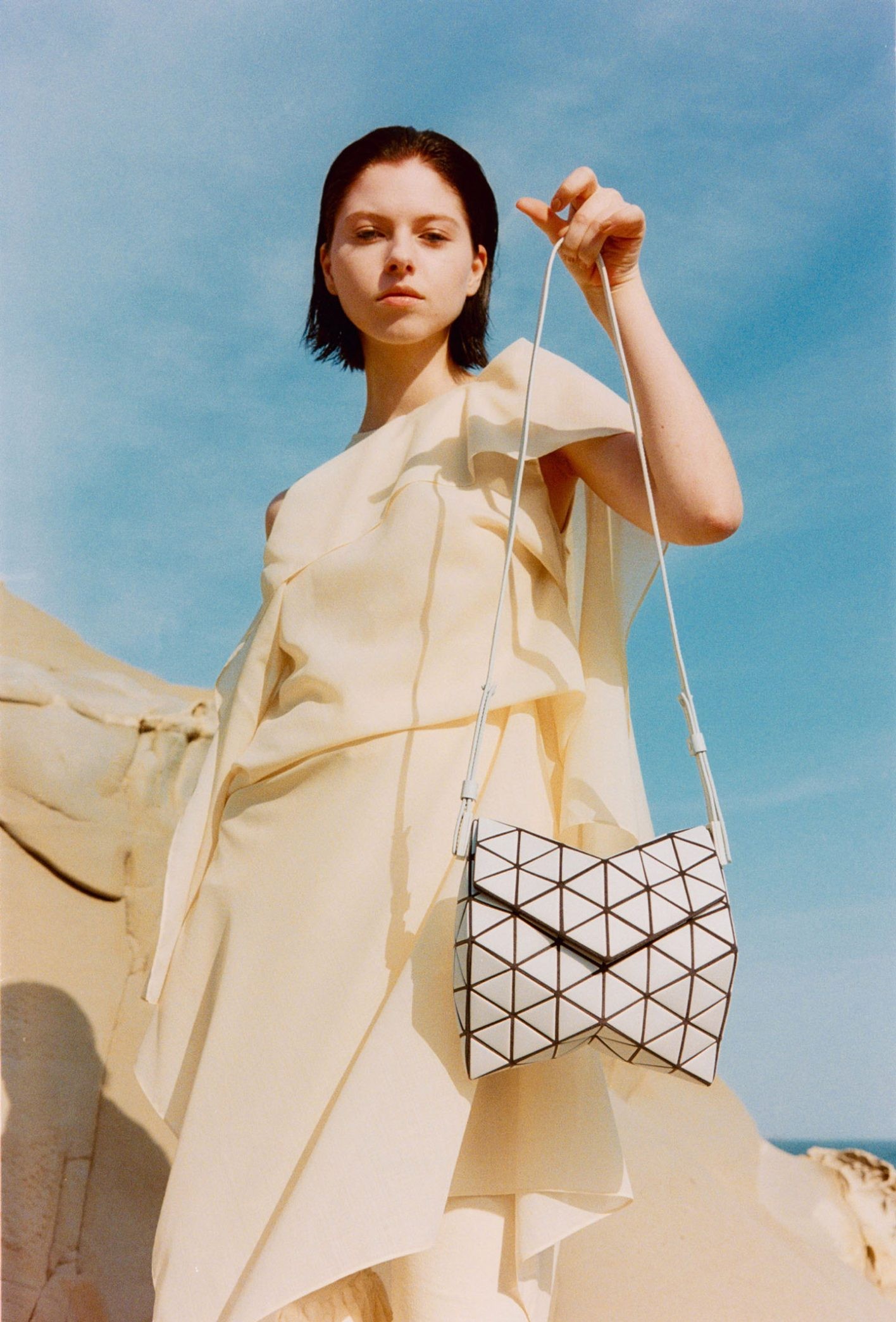 ショルダーバッグ H19×W20×D11.5cm ¥99,000(BAO BAO ISSEY MIYAKE)、チュニック¥82,500、パンツ¥93,500(共にISSEY MIYAKE)シューズ*スタイリスト私物