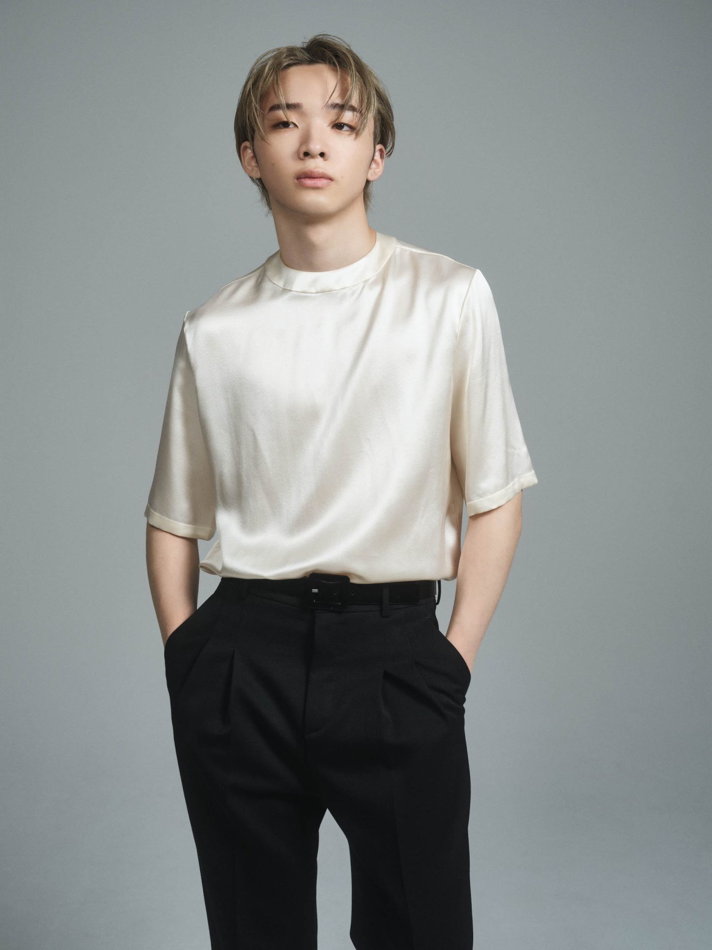 「シルクのシャツは、軽く滑らかで、ほぼ着てない!?ってぐらいの心地よさ。髪色にも合ってますよね」。シルクシャツ ¥286,000、パンツ ¥214,500、ベルト ¥97,900(以上サンローラン バイ アンソニー・ヴァカレロ | サンローラン クライアントサービス)