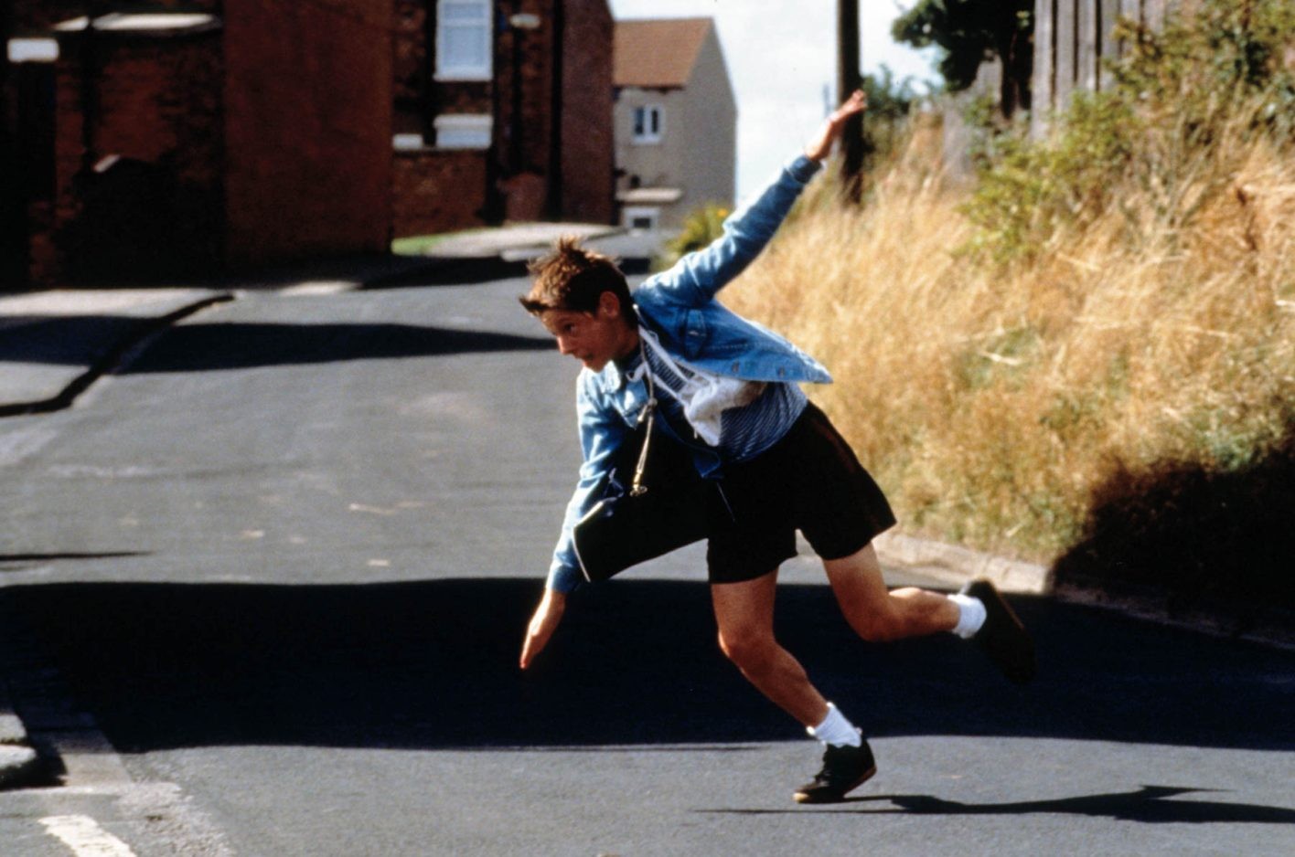 良質なドラマを生むスティーブン・ダルドリー監督の初の長編作。11歳のエリオット(ジェイミー・ベル)は炭鉱ストに参加している父の命令でボクシング教室に通うものの、拳を振るうことにはのめり込めない。惰性の日々を送るなかでたまたま見かけたバレエの優雅な動きのトリコに。家族に内緒でレッスンを受けるうちに頭角を現していくのだが。Collection Christophel/Aflo