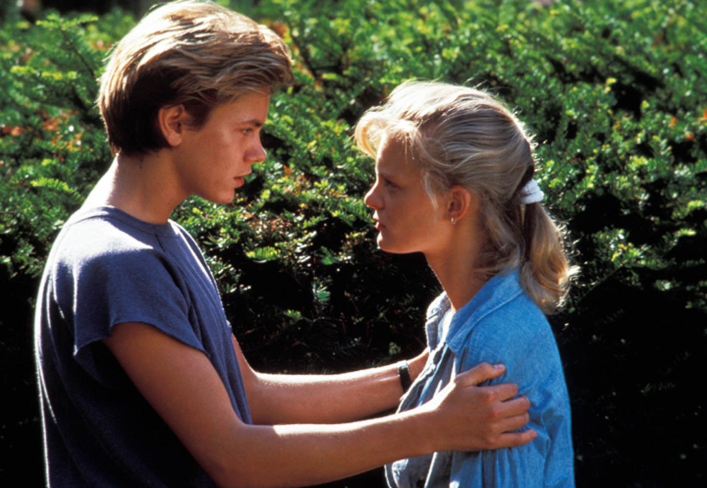 反戦運動の一環でテロを起こして指名手配となっている両親と、逃亡生活を送る17歳のダニー。転校先の高校で音楽教師からピアニストとしての素質を見初められ、ジュリアードへの進学をすすめられる。さらにその娘であるローナとは両想いに。ためらいながら青春を謳歌するも、父母の同志が逮捕されると状況は暗転。子役から監督に転向したシドニー・ルメットによる青春ドラマ。DVD ¥1,572 発売元_ワーナー・ブラザース ホームエンターテイメント 販売元_NBCユニバーサル・エンターテイメント ©1988 Lorimar Film Entertainment Company. ©1998 Warner Bros. Entertainment Inc. All rights reserved.