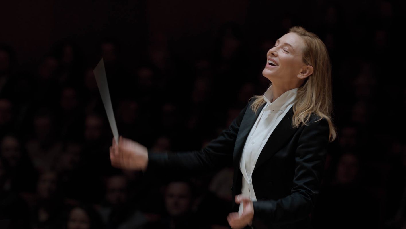 世界最高峰のオーケストラを率いるだけでなく、作曲家としても当代随一の実力を誇るリディア・ター (ケイト・ブランシェット)。パートナーと一緒に養女を育て、公私ともに充実。ただこのところ、楽団の歴史を塗り替えるライヴ録音へのプレッシャーと、新曲の創作に苦しんでいた。そんなある時、元教え子の訃報が舞い込み彼女は追い詰められていく。監督はトッド・フィールド。Blu-ray ¥2,075、DVD ¥1,572 発売元_NBCユニバーサル・エンターテイメント©2022 FOCUS FEATURES LLC.