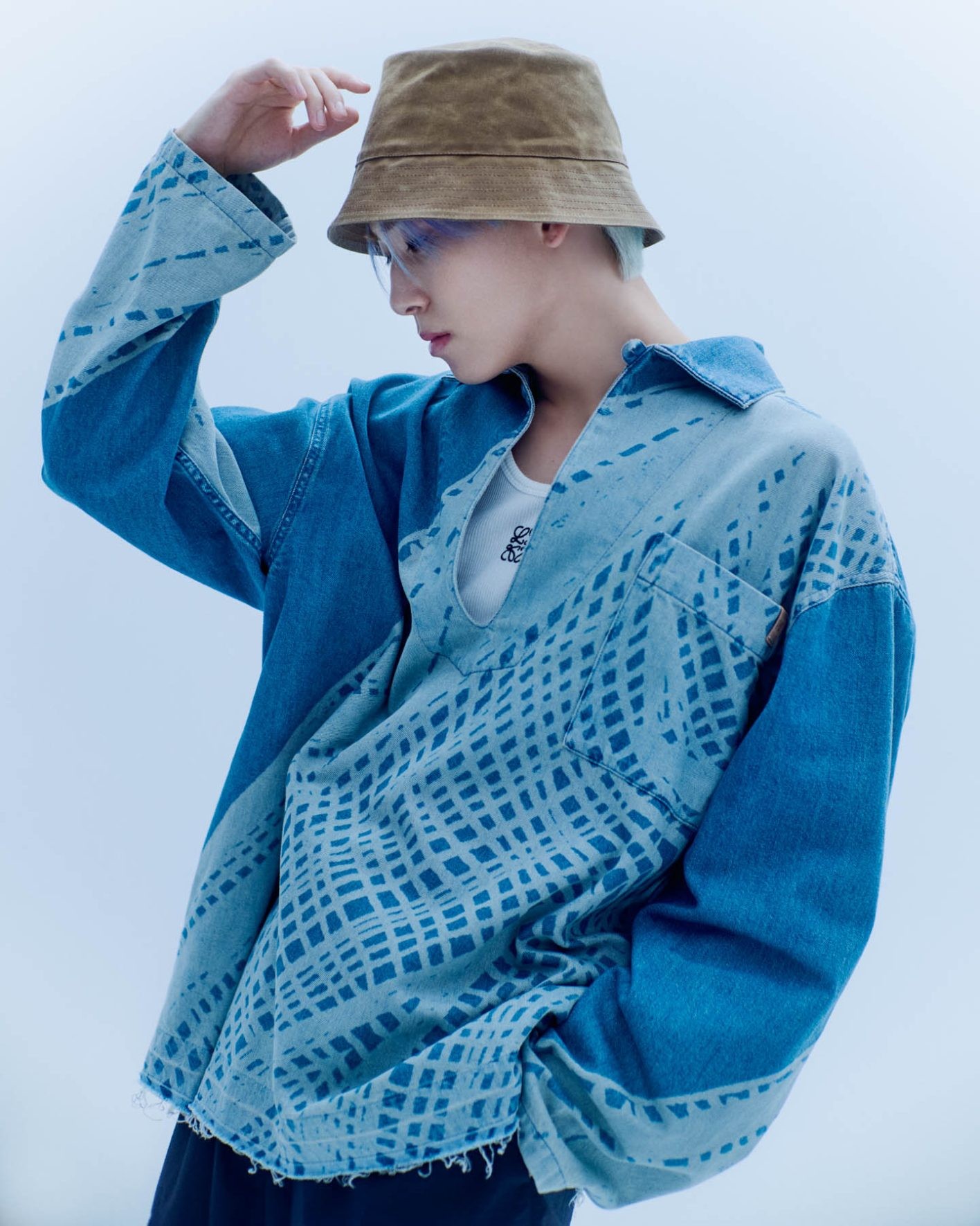 「パンツは大きめのシルエットだけど、裾が短めで足首が見える感じが涼しげ。あまり自分ではしないコーディネートなのですが、このルック買いたいなって思いました!」。プルオーバー ¥148,500、タンクトップ ¥55,000、パンツ ¥122,100、ハット ¥69,300(以上ロエベ | ロエベ ジャパン クライアントサービス)