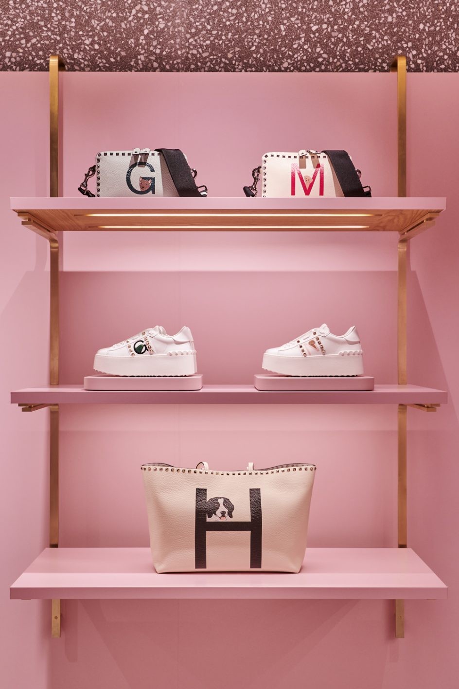 ヴァレンティノ ガラヴァーニ “ロックスタッズ ペット” リカルド・クシマノ - Slide:1