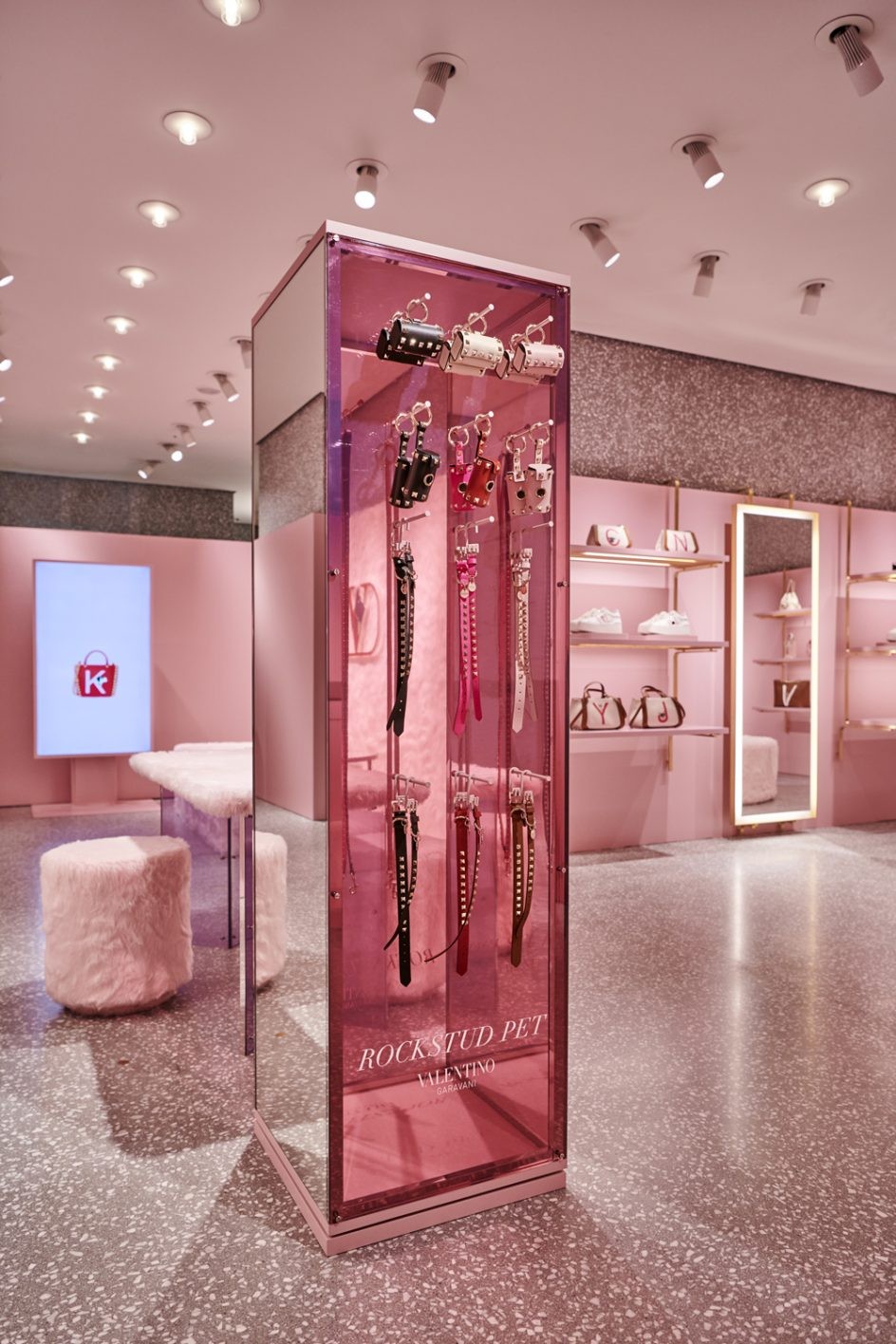 ヴァレンティノ ガラヴァーニ “ロックスタッズ ペット” リカルド・クシマノ - Slide:6