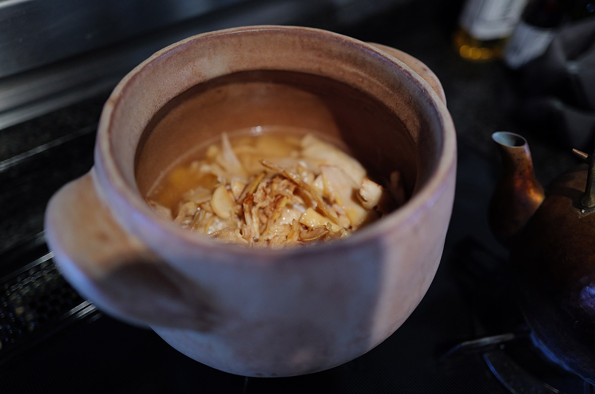 混ぜご飯の具材を入れて炊飯準備。「具を先に炒めて味付けしているので、これだけでとても美味しそうで、この時点でつまみ食いしてしまいそうでした」