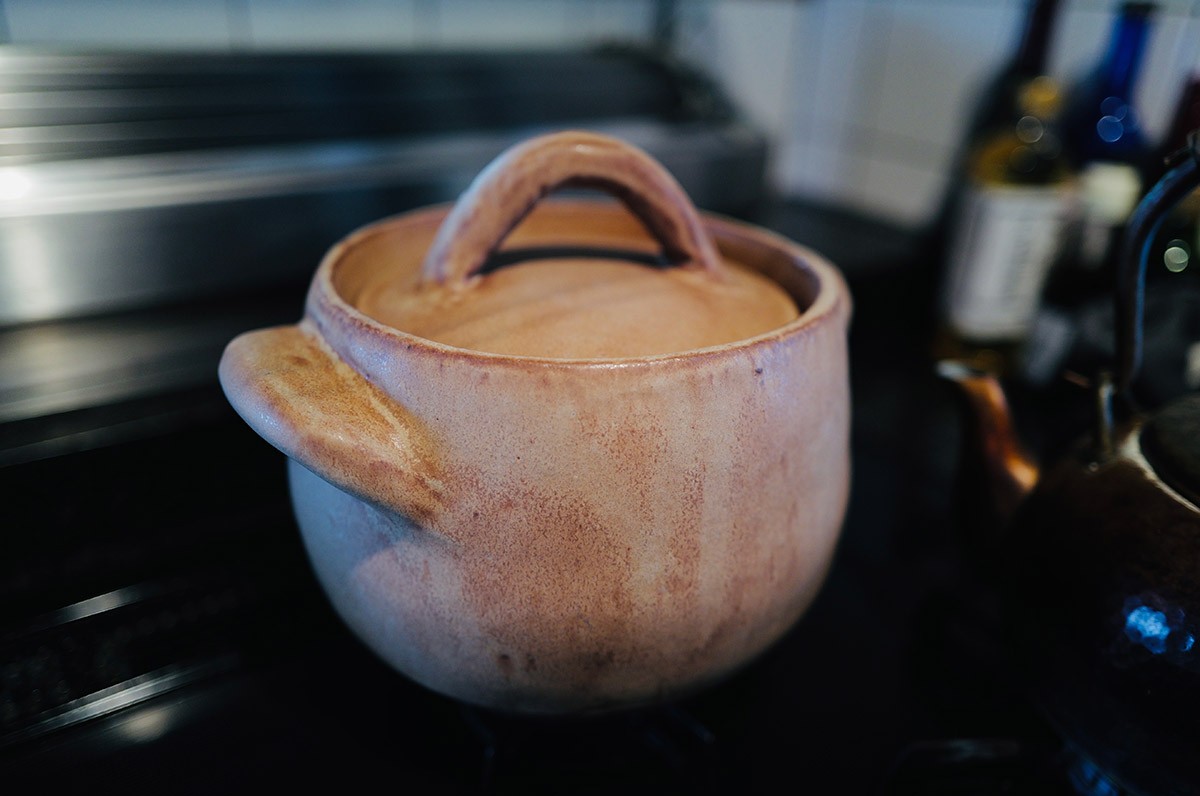 「もちこさんが好きな作家さんにオーダーしてくれたもの。二色あり、『ピンクとベージュどっちがいい?』と聞かれてピンクを選びました!」と綾瀬さん。