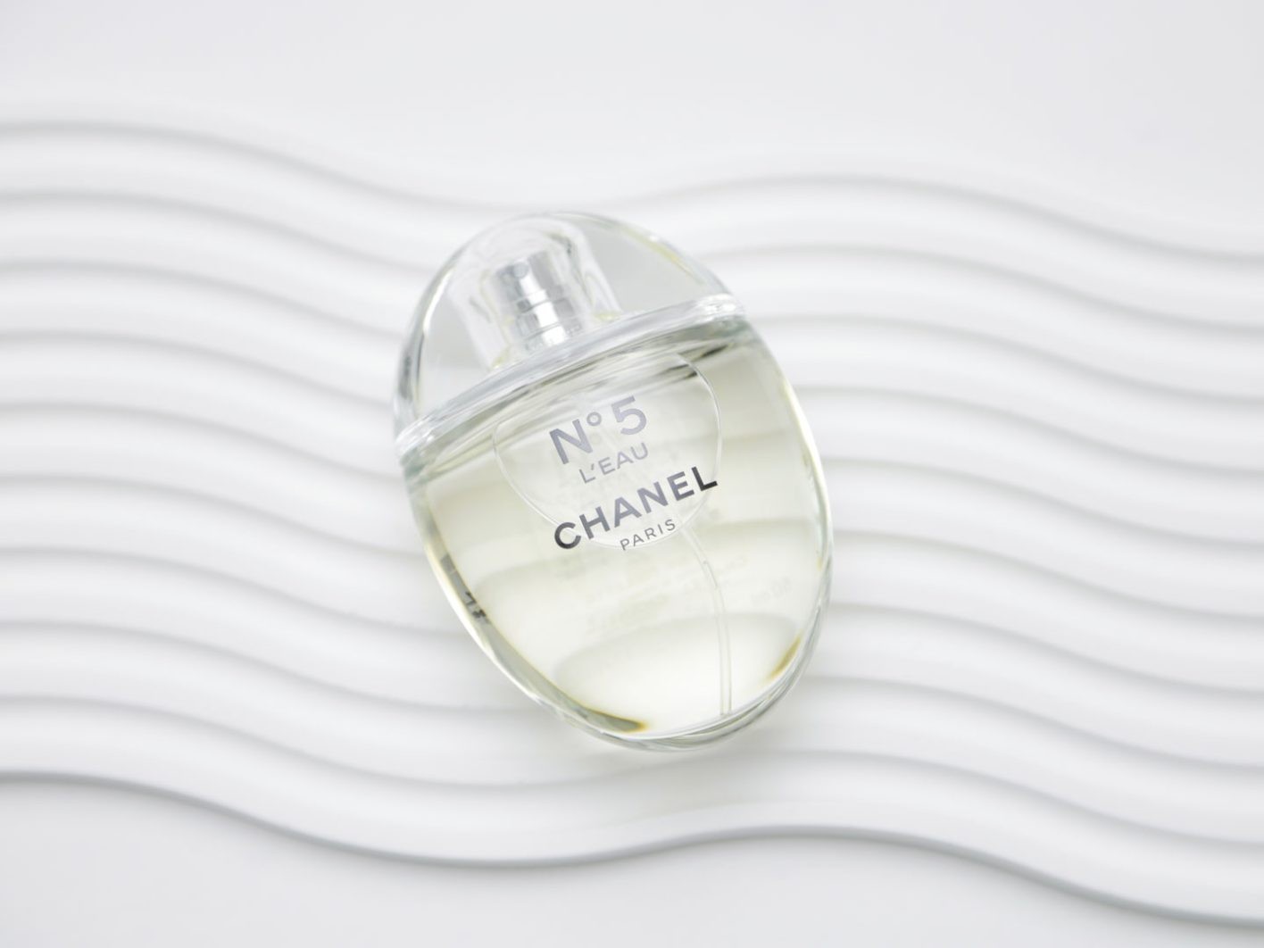 〈シャネル〉の香りが手の平サイズのガラス製ボトルにetc.