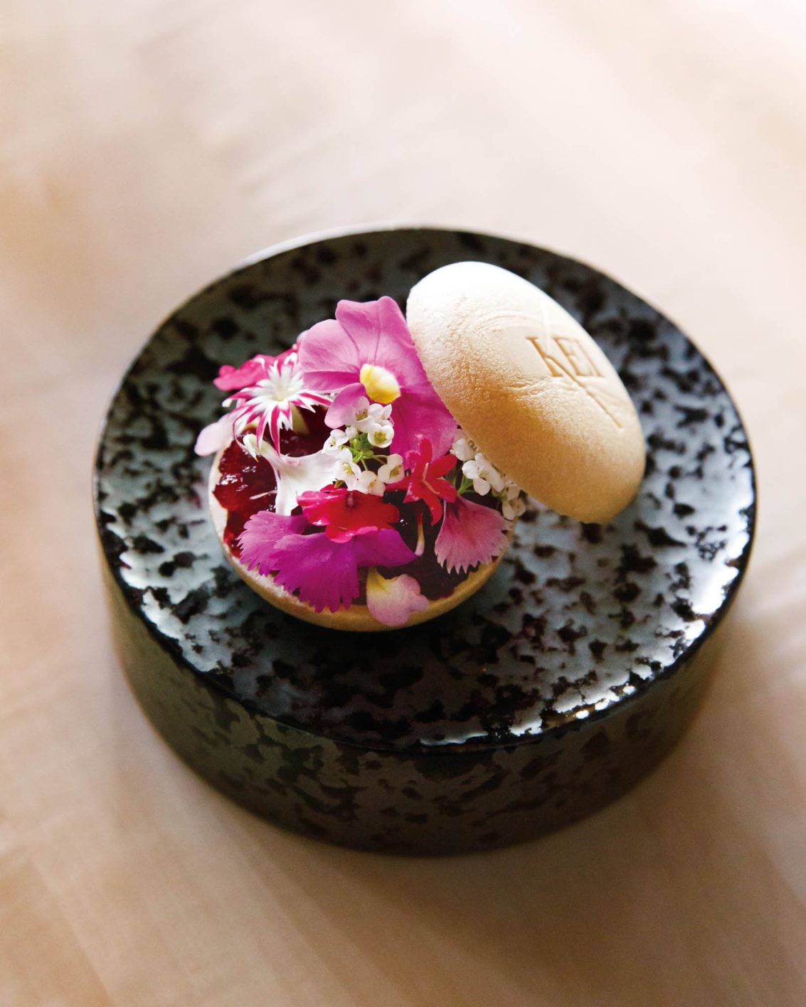 銀座のど真ん中に隠された空間でアートのような料理を堪能 - Slide:1