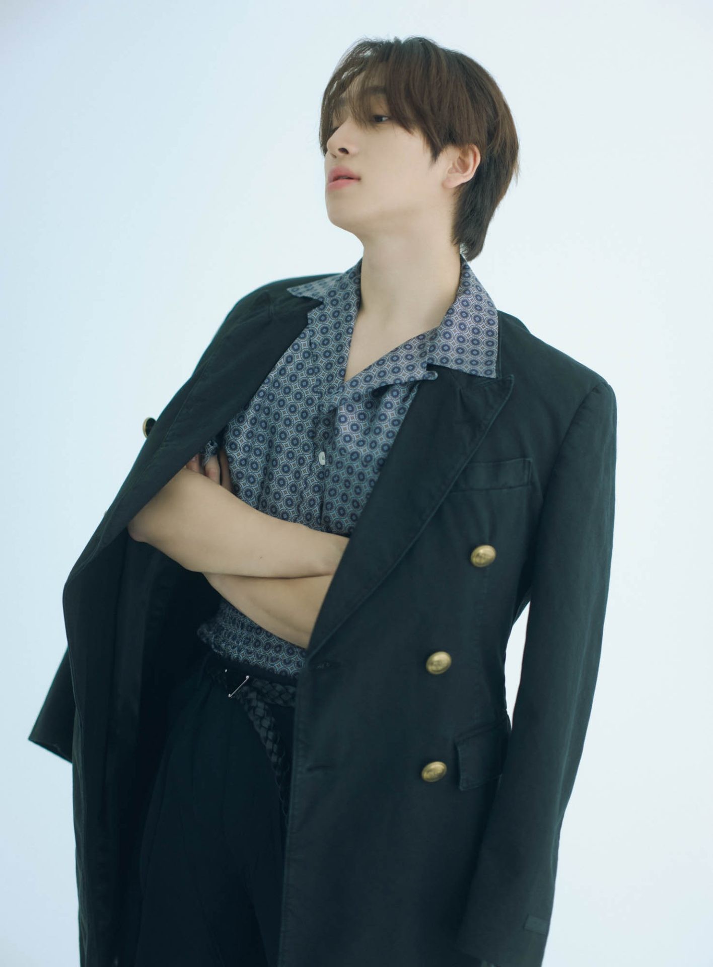 「このシャツと、このジャケットの組み合わせが僕にはちょっと不思議でクール。大人でシックな雰囲気もあってかっこいいです」(サンヨン)。ジャケット ¥583,000、シャツ ¥253,000、パンツ ¥247,500、ベルト ¥84,700*すべて予定価格(以上プラダ | プラダ クライアントサービス)