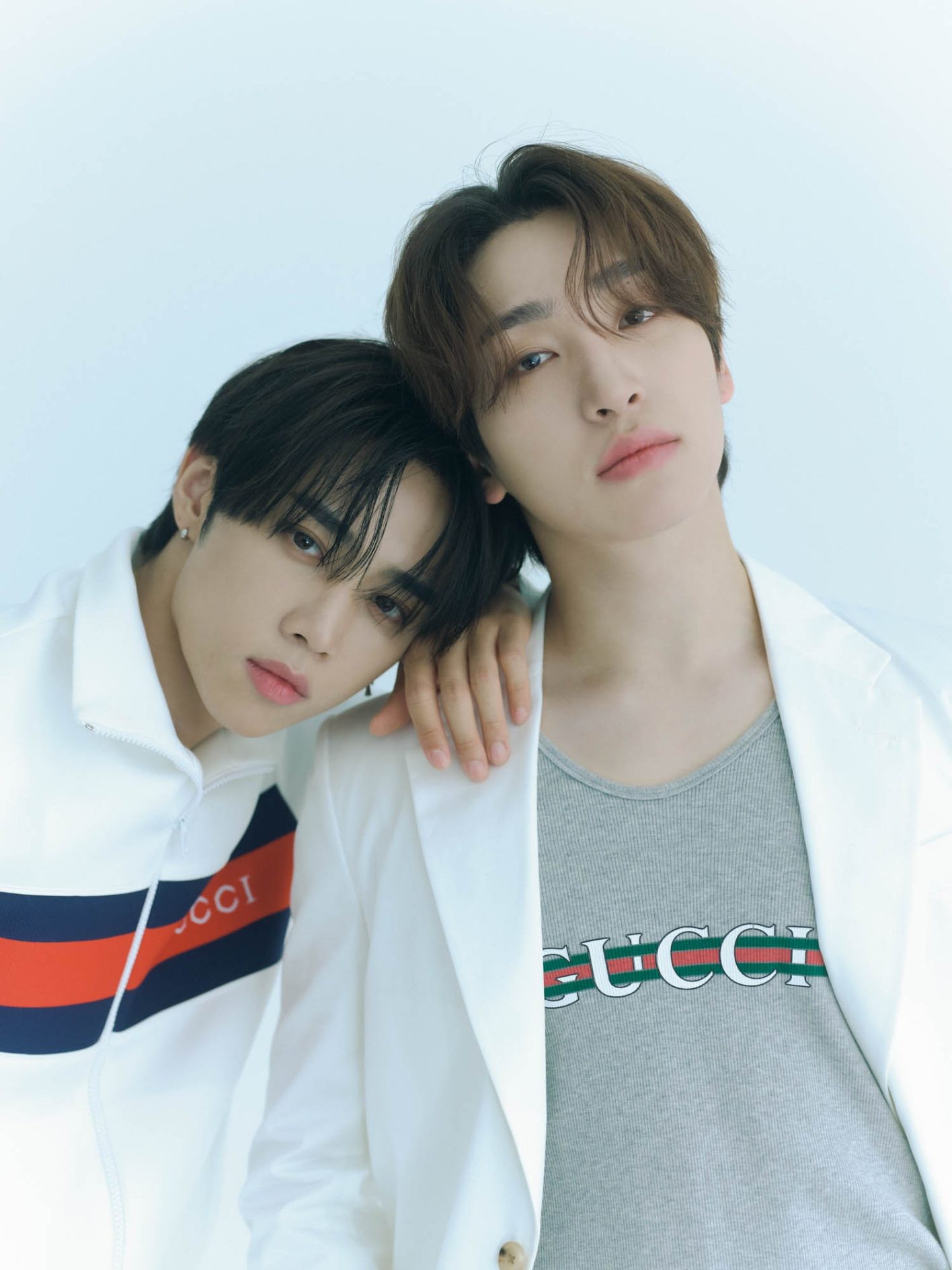 「もともとスーツのフィット感が好きで、まさに僕のスタイル。特にこの白、爽やかで清潔なイメージが印象的です」(サンヨン)。「こういうジャージー素材のジャケットは初めて着ました。スポーティでいいですね!」(ソヌ)。右_ジャケット¥352,000、タンクトップ ¥88,000、左_ジャケット ¥236,500(以上グッチ | グッチ クライアントサービス)/その他*スタイリスト私物