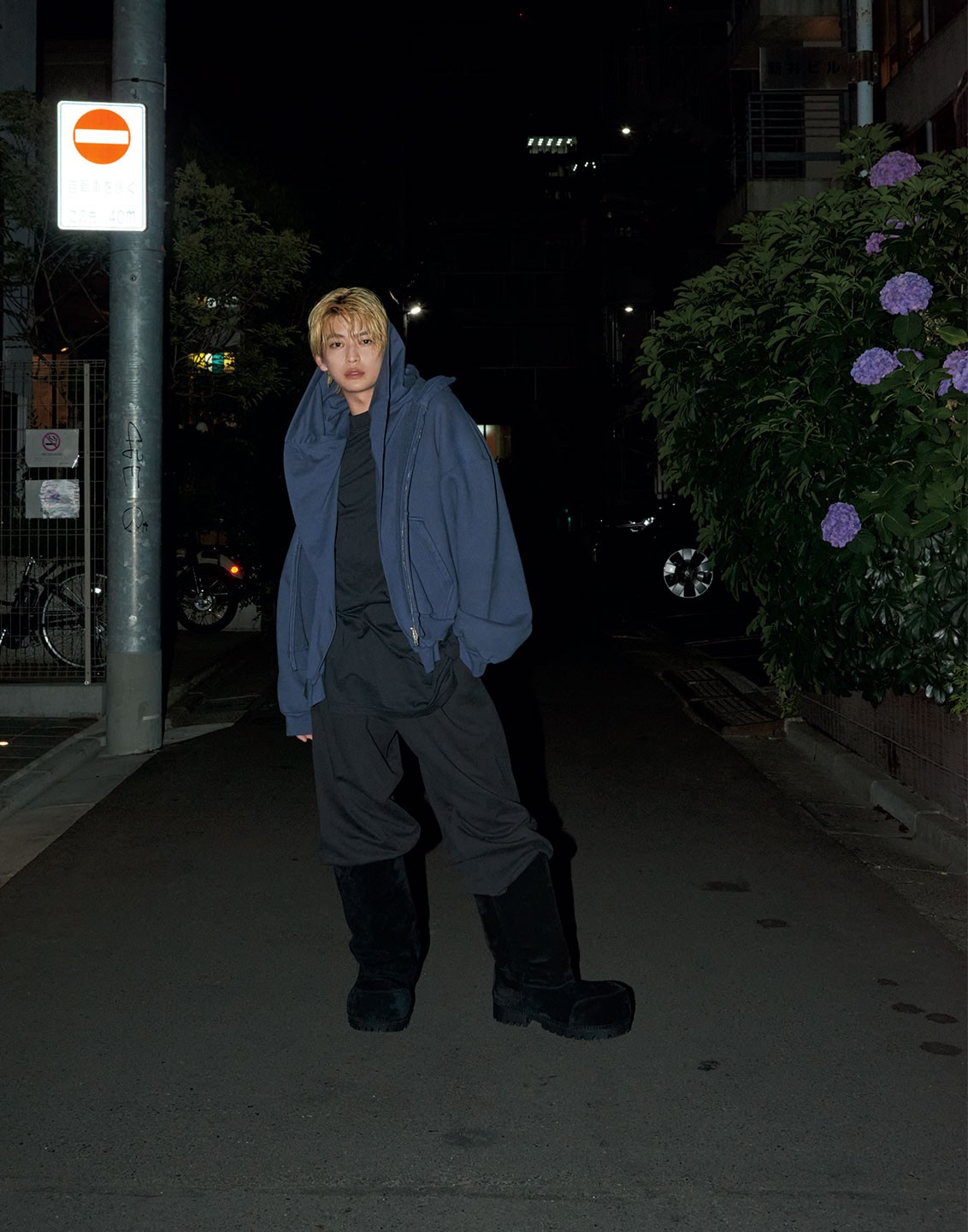 「フーディがとにかく大好き。これはレイヤードのデザインで袖が4本!エッジが効いていてプライベートでも着てみたい」。フーディ ¥438,900、Tシャツ ¥79,200、パンツ ¥167,200、ブーツ ¥264,000(以上バレンシアガ | バレンシアガ クライアントサービス)