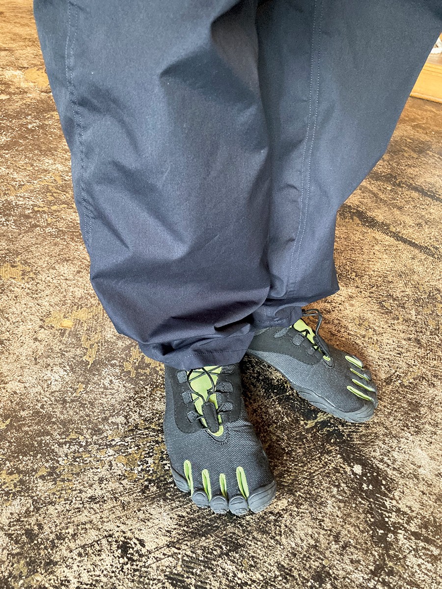 「春夏は、軽快な〈ヴィブラム ファイブフィンガーズ〉のベアフットシューズに足を通しがち。重心が整う感覚があるし、はき心地も申し分ない。人と被らない独特な配色もいいところ。パンツの裾は、クシャッとたまらせるのがベター。主張のある靴だけが浮かないように、同系色でまとめるのもポイントです」 (サンリミット上野店 店長/津雲将之)