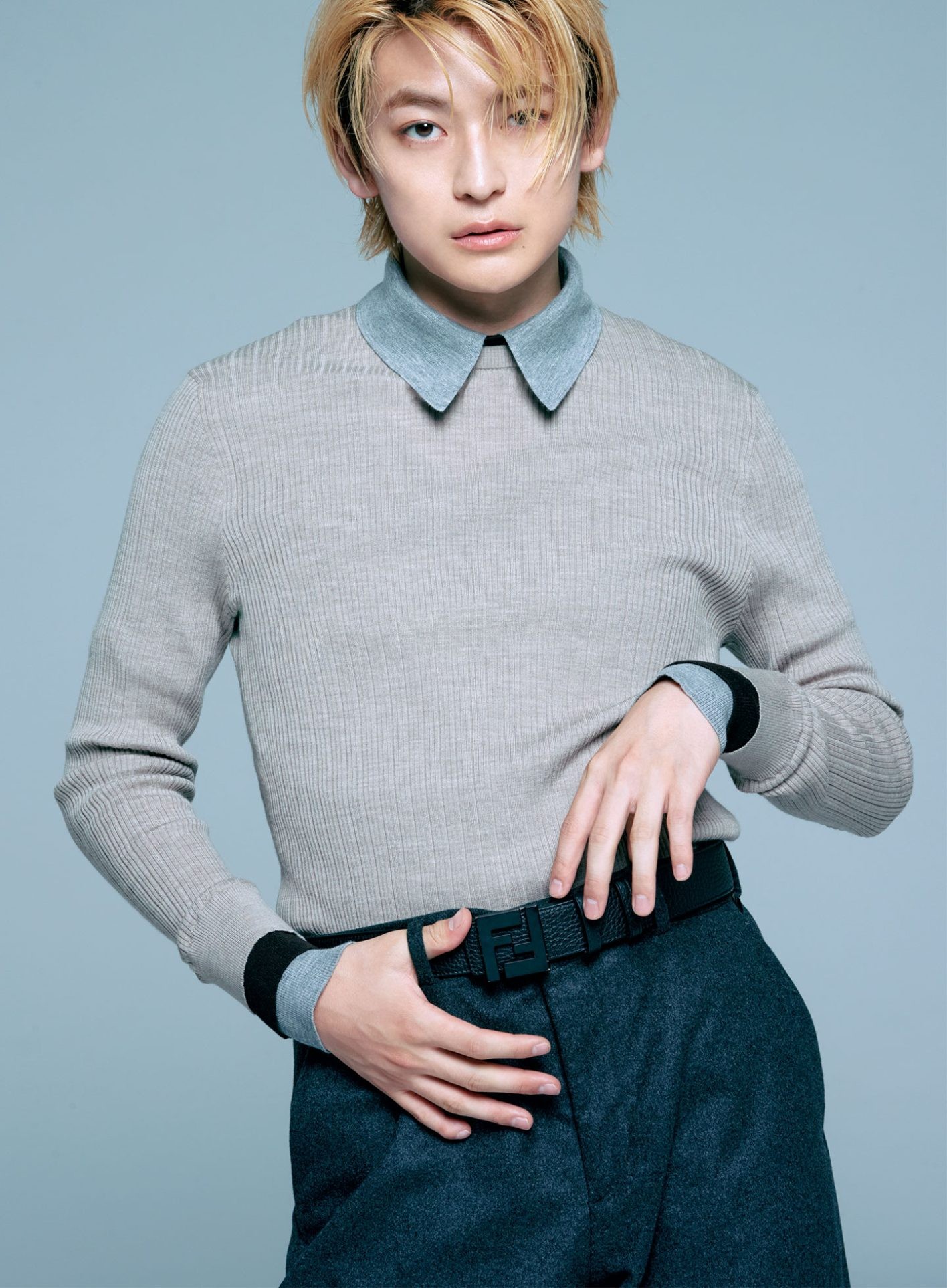 「ぴったりとしたニットにジェンダーレスな魅力を感じました。ポージングもその雰囲気で」。ニット ¥236,500、パンツ ¥173,800*共に予定価格、ベルト ¥90,200(以上フェンディ | フェンディ ジャパン)