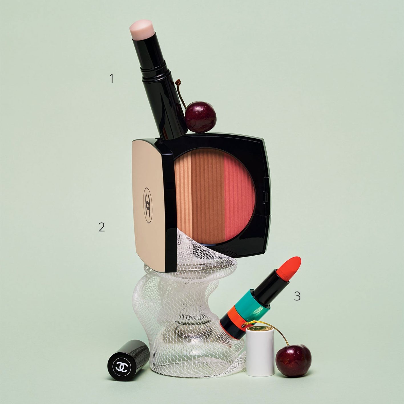 1 ローズトーン漂う。¥7,040 2 チーク・ハイライター・ブロンザーをひとつに。¥13,750(シャネル) 3 濃密シェード。¥10,010*限定発売中(エルメスジャポン)