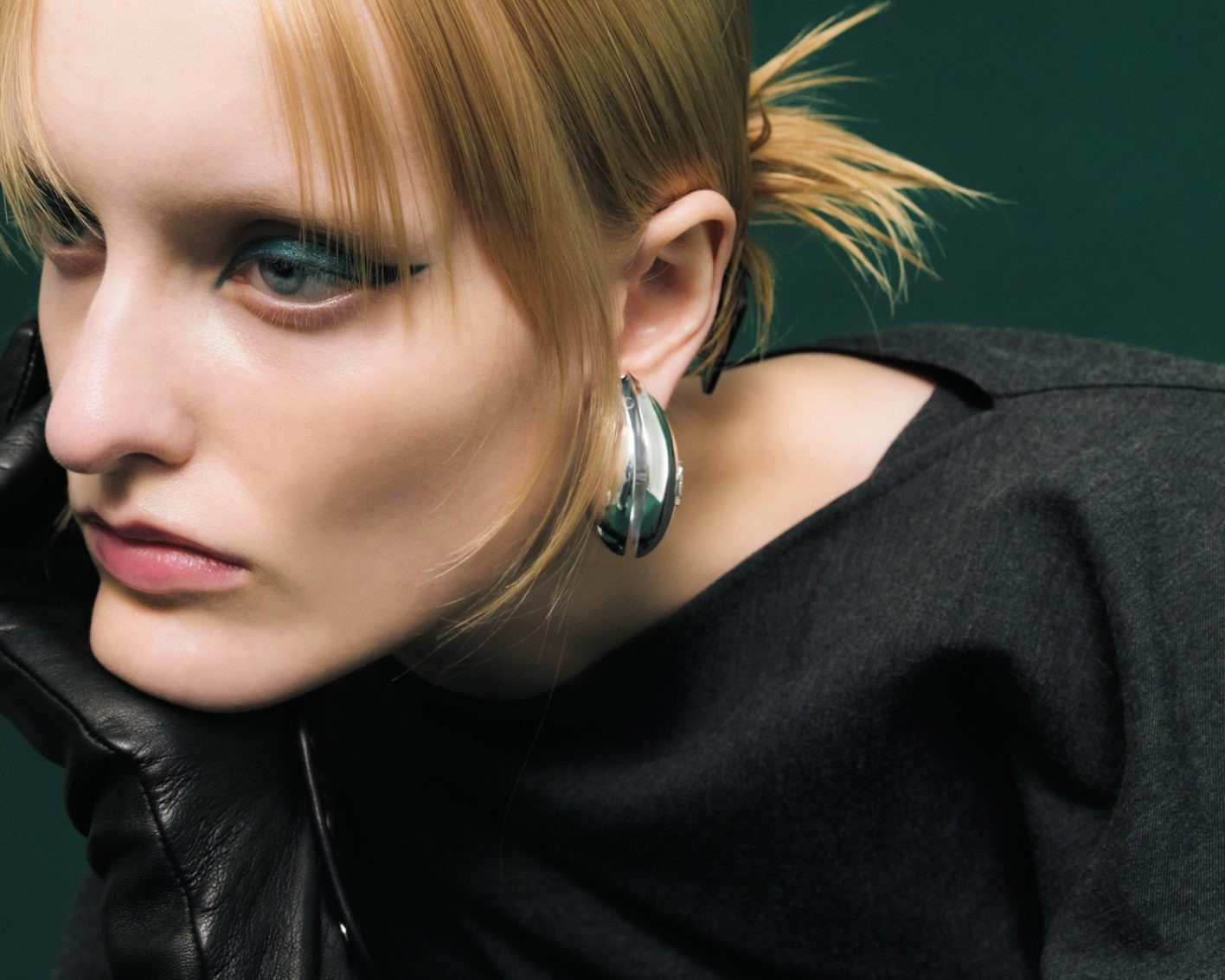 ドレス ¥97,900 (ダウェイ)、グローブ ¥140,800 (アーデム | 共にメゾン・ディセット)/イヤリング ¥59,400(トリー バーチ | トリー バーチ ジャパン)