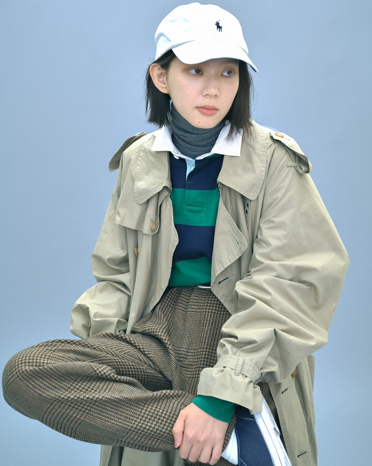 ヴィンテージのトレンチコート ¥94,600、ヴィンテージのキャップ ¥20,900、ラガーシャツ ¥33,000、中に着たタートルニット ¥23,100、パンツ ¥52,800、ベルト*参考価格、スニーカー *参考商品(以上ポロ ラルフ ローレン|ラルフ ローレン)