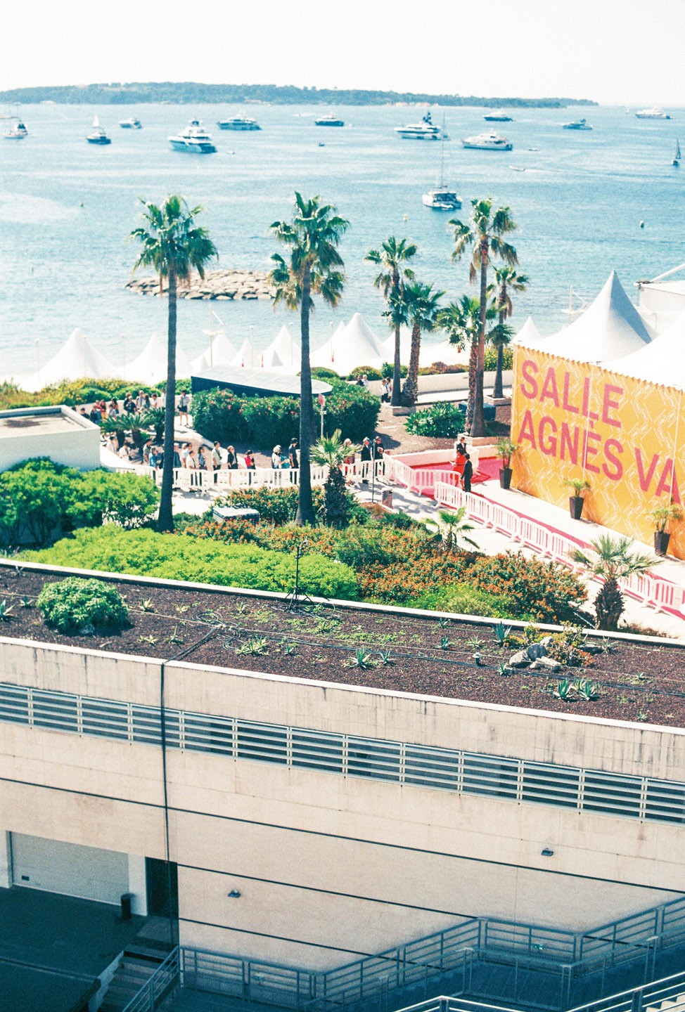 屋上庭園が広がるビルの先にはレッドカーペットと劇場があり、その奥には各国のパビリオンが出現。さらに海上は各国のセールス会社が手配した船が往来する。街が映画一色に染まるカンヌを象徴する1枚だ。