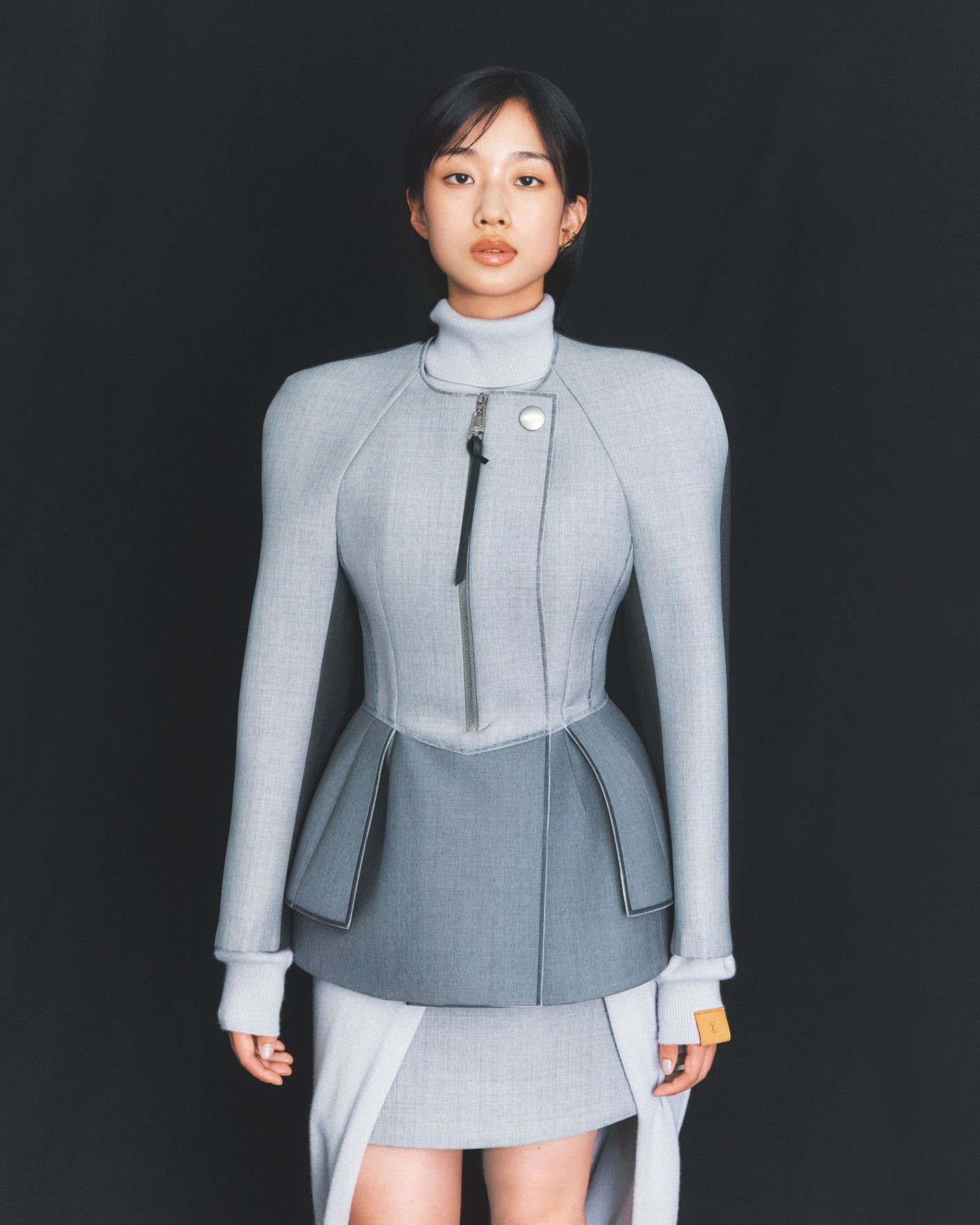 ジャケット ¥836,000、トレーン付きトップ ¥496,100、スカート ¥308,000、イヤカフ ¥79,200(以上ルイ・ヴィトン | ルイ・ヴィトン クライアントサービス)