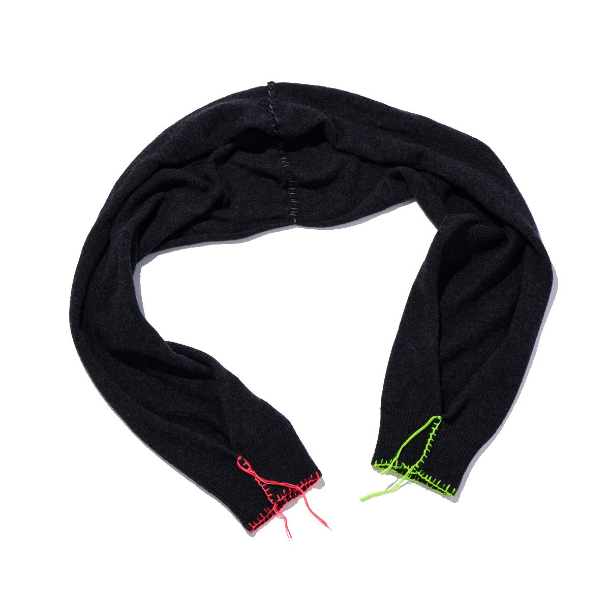 ニット¥34,100(ラ フェティッシュ|ビショップ) 03-5775-3266 