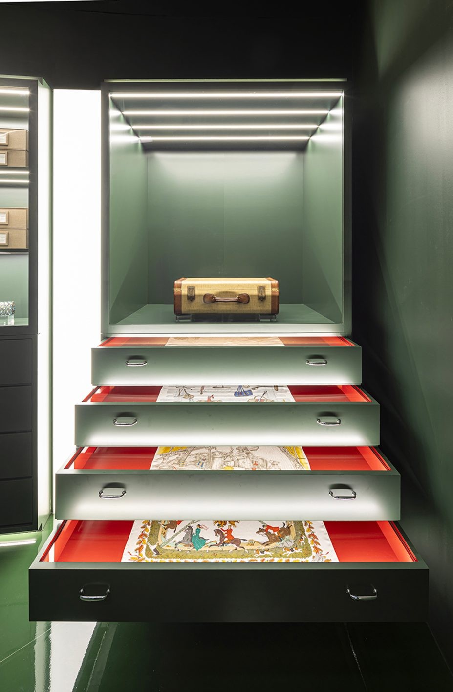 GUCCI COSMOS グッチ - Slide:8