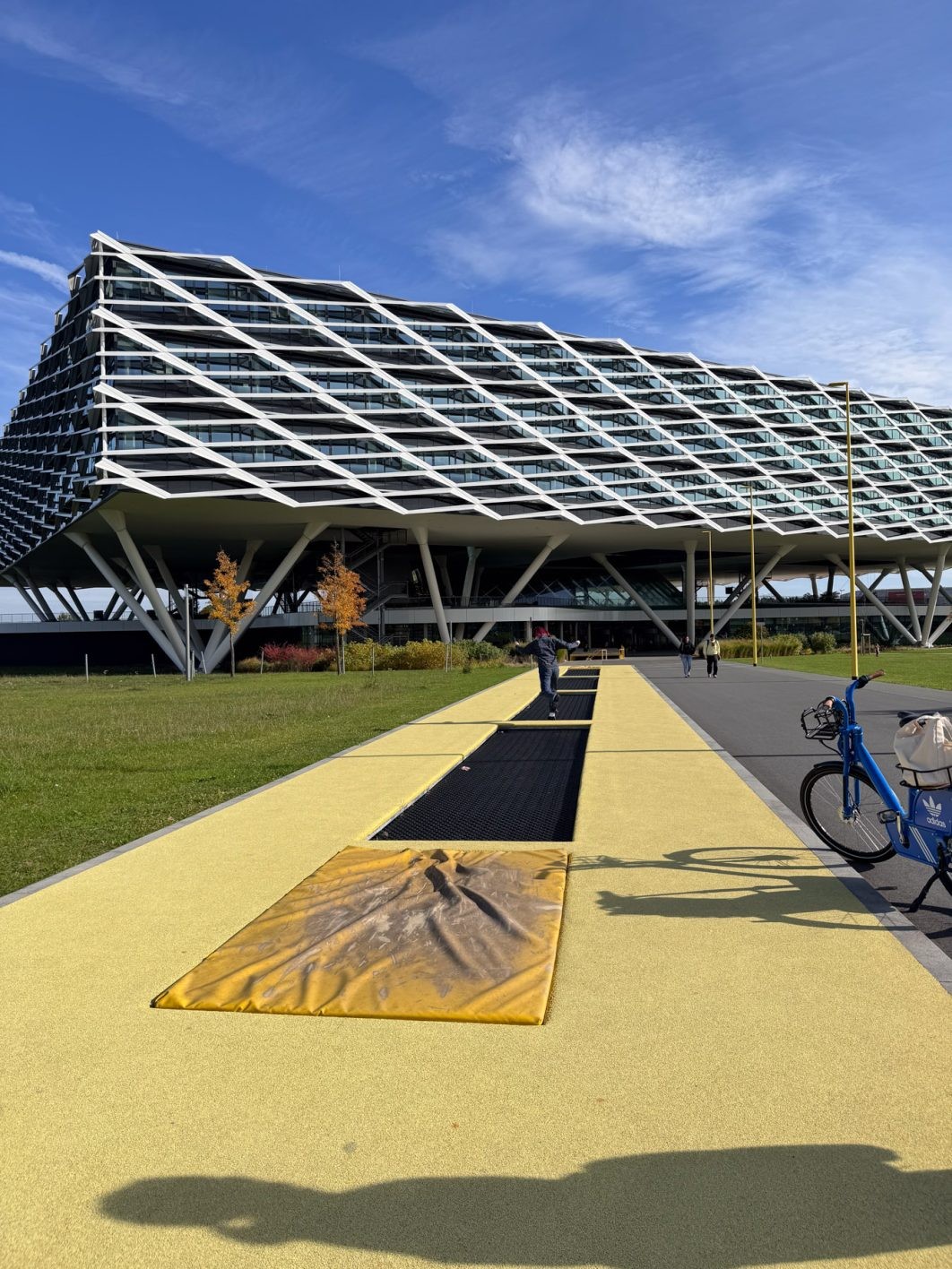 自由でオープンな空間 ドイツ本社に到着 - Slide:1