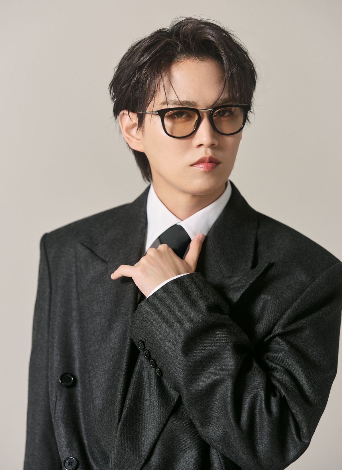 「スーツだけど個性のあるデザイン。僕が目指す、おしゃれを楽しむ余裕のある大人の男性像に近づける感じがします」。ジャケット ¥792,000、シャツ ¥159,500、サングラス*参考色 ¥60,500、ネクタイ ¥36,500(以上サンローラン バイ アンソニー・ヴァカレロ | サンローラン クライアントサービス)