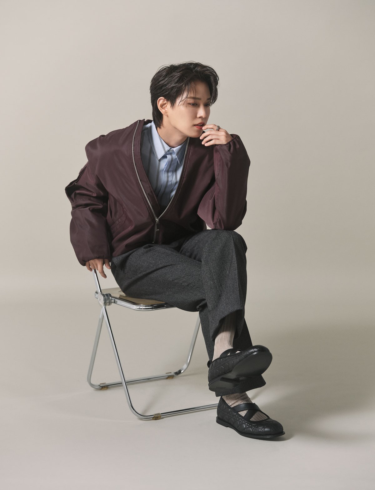 「ブルゾンにきれいめなシャツ、パンツをあわせた甘辛MIXな感じが可愛い。バレエシューズも新鮮!」。ブルゾン ¥530,000、シャツ ¥260,000、パンツ ¥250,000、ソックス*参考商品、シューズ ¥185,900、リング ¥59,000(以上ディオール | クリスチャン ディオール)