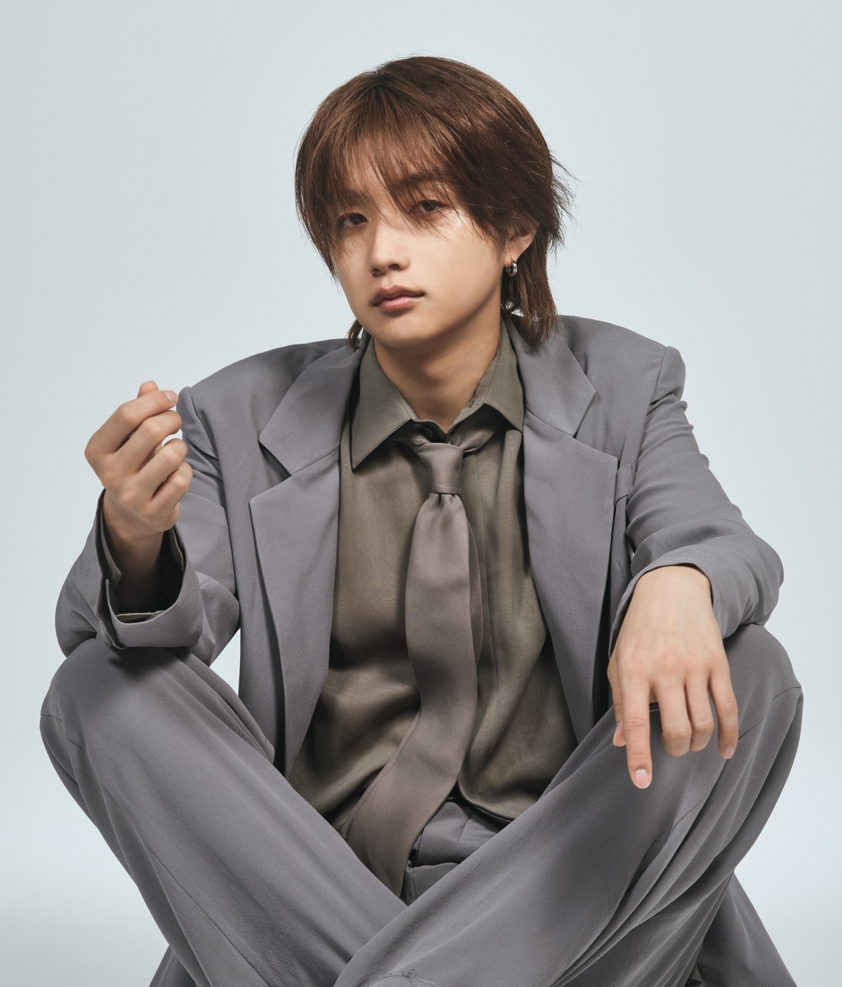 「カチッとした見た目と着やすさのギャップがいいですね。くすみカラーは色気が出る気がしてお気に入り」。ジャケット ¥638,000、シャツ ¥308,000、パンツ ¥341,000、ネクタイ ¥51,700(以上サンローラン バイ アンソニー・ヴァカレロ | サンローラン クライアントサービス)