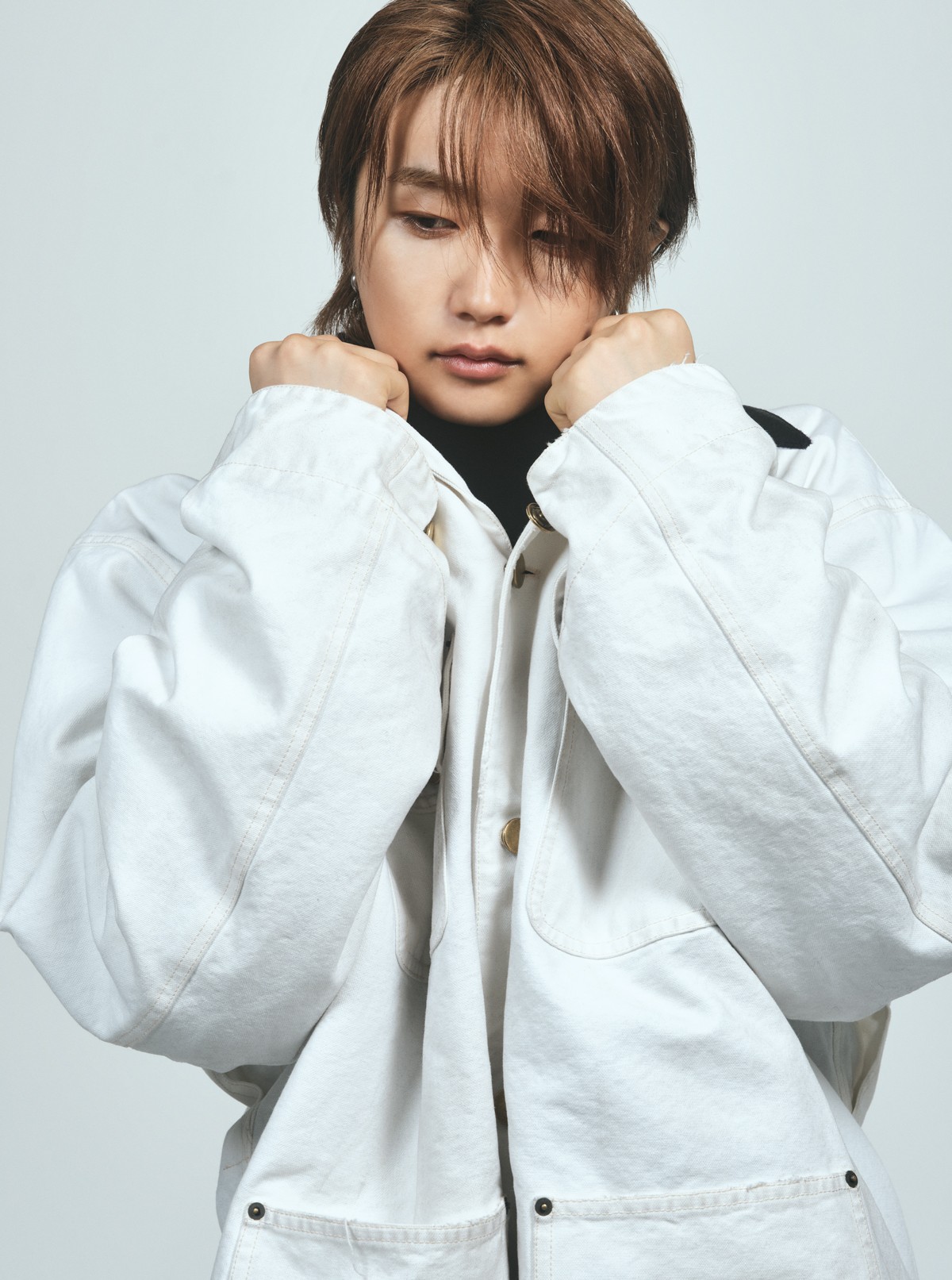 「このボリューム感が僕の好みにぴったりです。さりげないダメージ加工もカッコいい」。ジャケット ¥594,000、ニット ¥280,500*共に予定価格(共にプラダ | プラダ クライアントサービス)/その他*スタイリスト私物