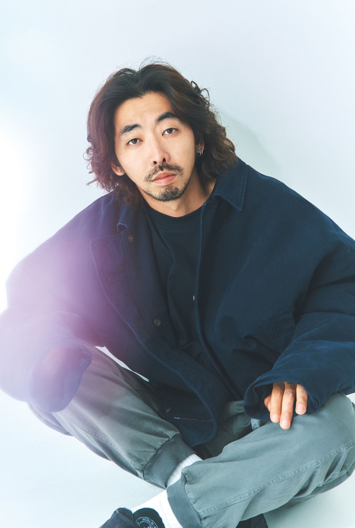 ブルゾン ¥168,300(JW アンダーソン | JW アンダーソン 渋谷店)/スウェット*上下セット ¥13,200(フルーツ オブ ザ ルーム)、パンツ ¥17,050(グラミチ)、シューズ ¥69,300(シューベルトル | 以上レショップ 青山)