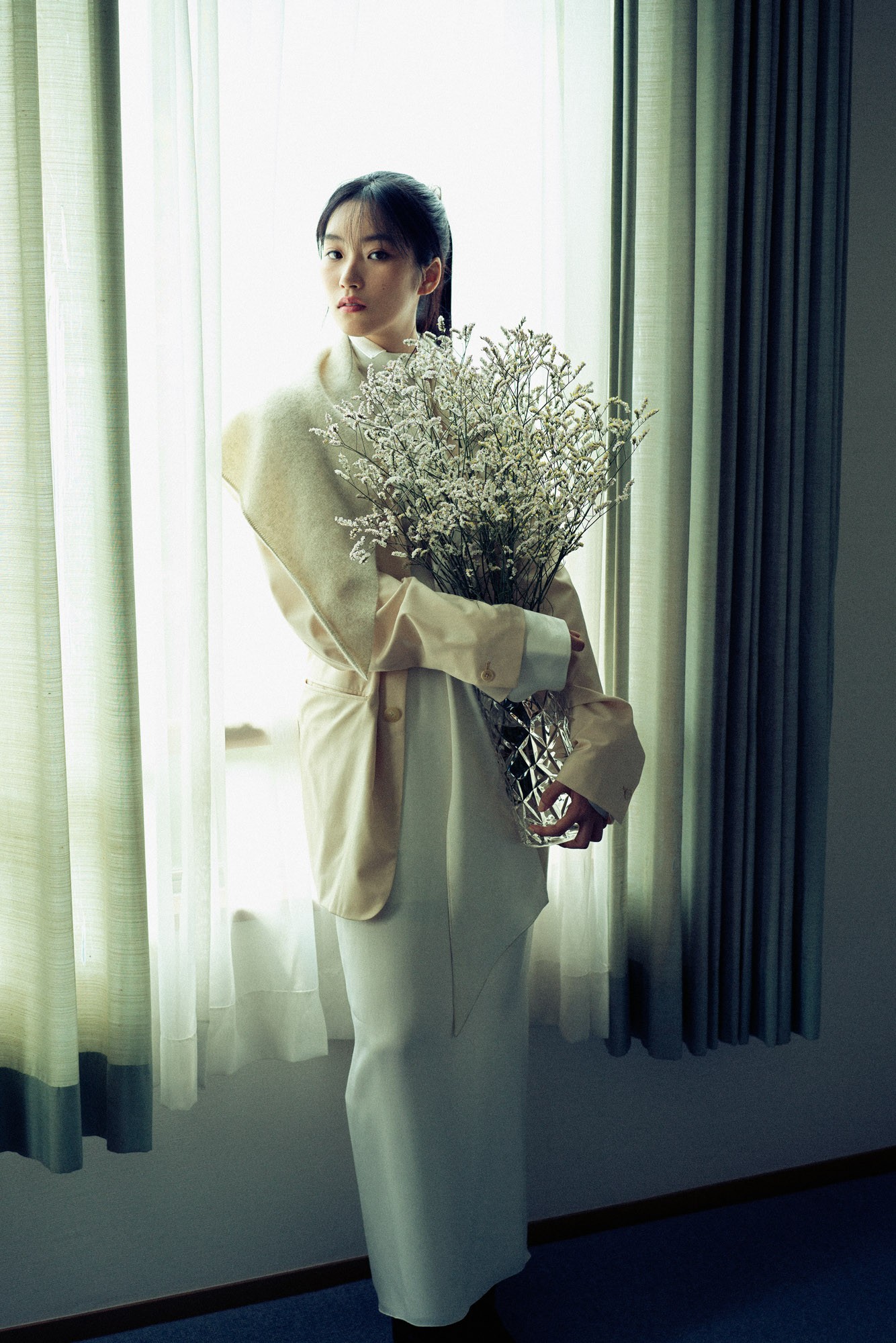 ジャケット ¥92,400(オーラリー)/トップ ¥20,900、スカート ¥29,700(共にヨー ビオトープ)/中に着たボウブラウス ¥71,500(ケイスケヨシダ|ケイスケヨシダ カンパニー・リミテッド)/ニットスカーフ ¥17,600(ティッカ)/ブーツ ヒール6.5cm ¥99,000(ネブローニ)