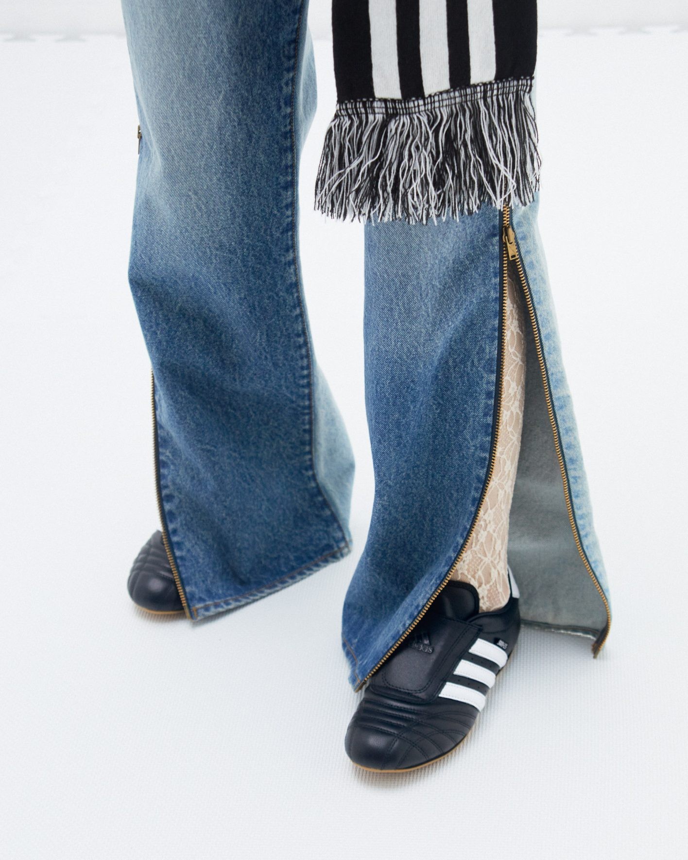 シューズ¥15,400、スカーフ¥4,400(共にアディダス オリジナルス|アディダスお客様窓口)03-6732-5461/フーディ¥42,900、デニム¥64,900(共にアンスクリア|アマン)03-6805-0527/レースタイツ¥19,580(シモーネ ワイルド|エディット フォー ルル ベイクルーズ カスタマーサポート)0120-301-457