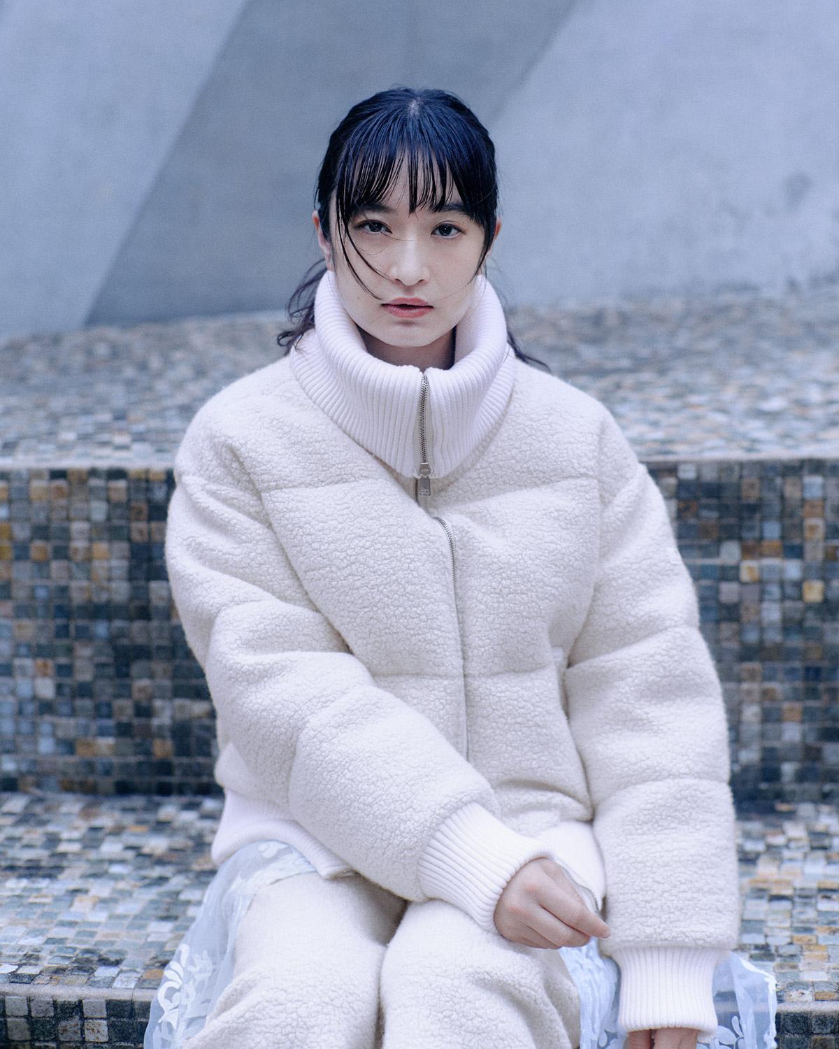 門脇麦と〈TATRAS〉のダウン