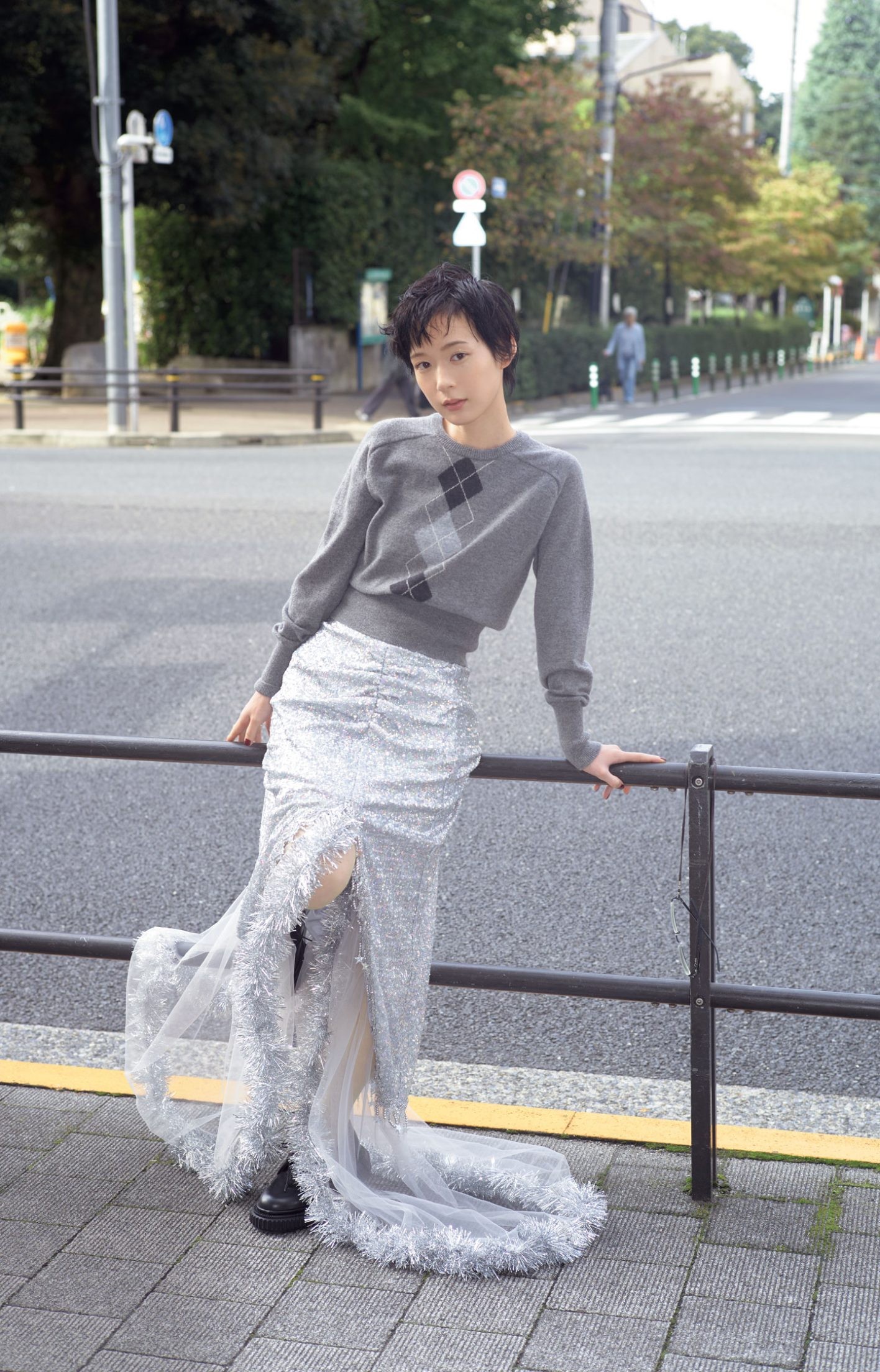 ニット ¥63,800(フミカ_ウチダ | クリフ)/スカート ¥385,000(タナカ ダイスケ)/シューズ ¥92,400(アデュー | バウ インク)/タイツ*スタイリスト私物